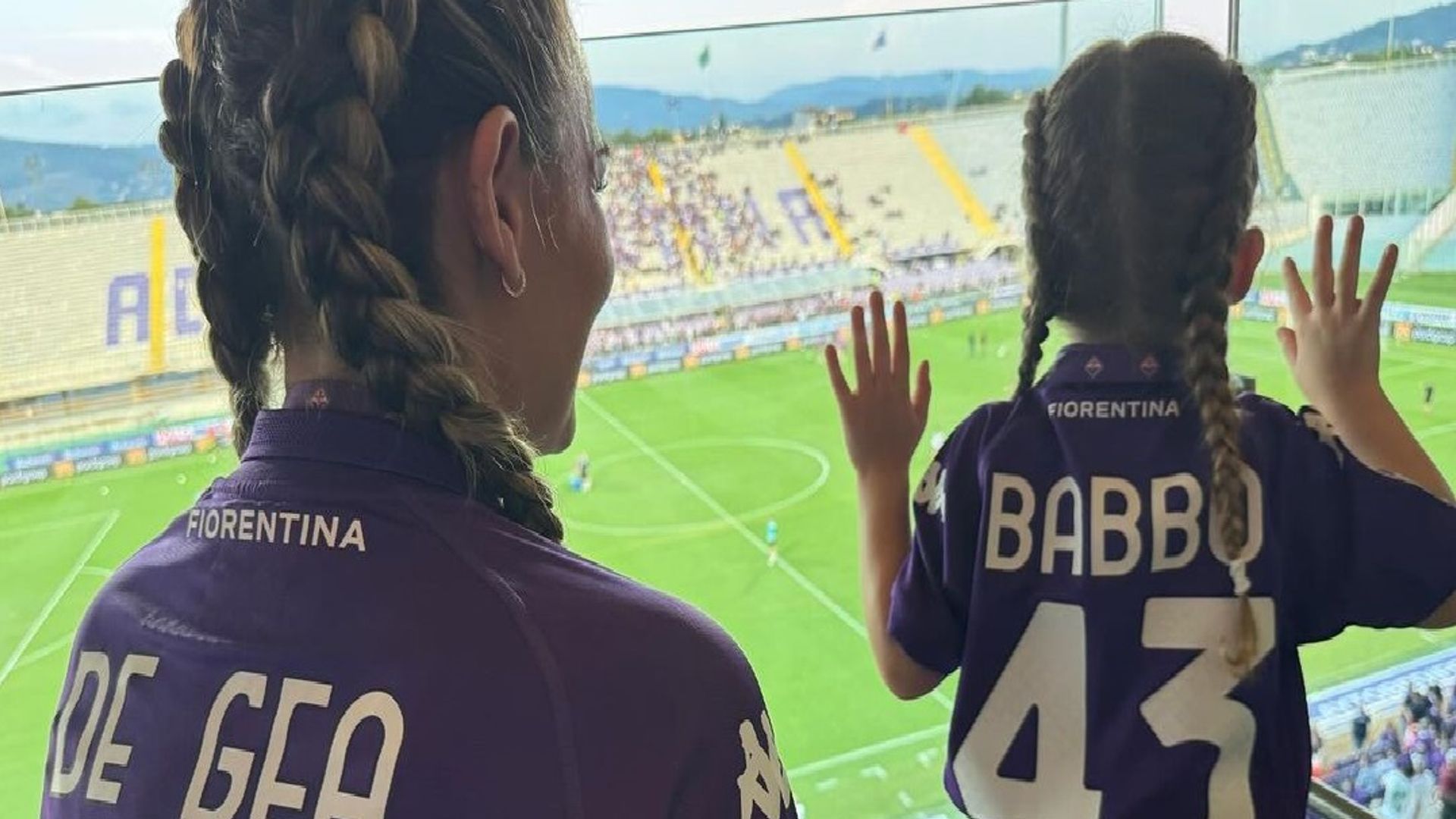 Edurne y Yanay se estrenan en el campo de la Fiorentina con looks a juego y animando a 'papá'