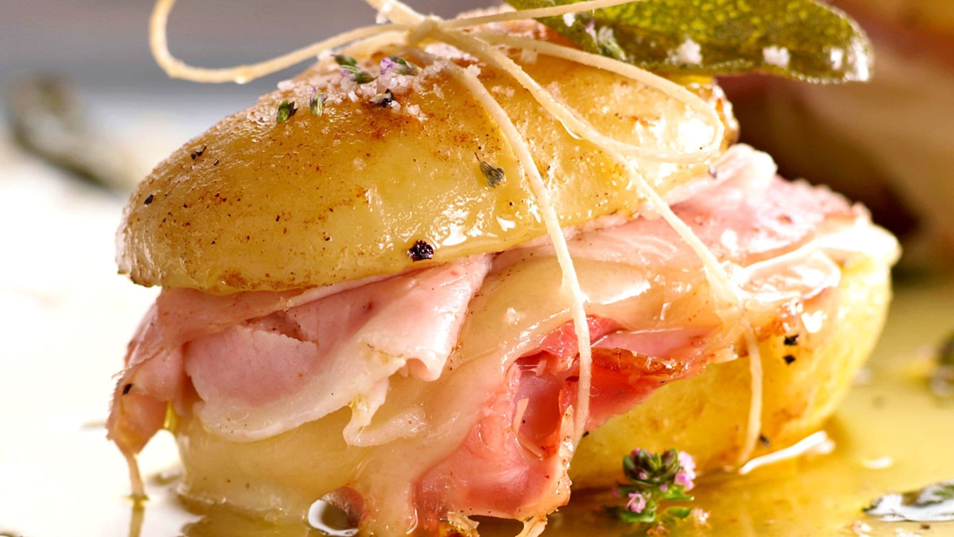 Falsas medias noches de patata con jamón y queso