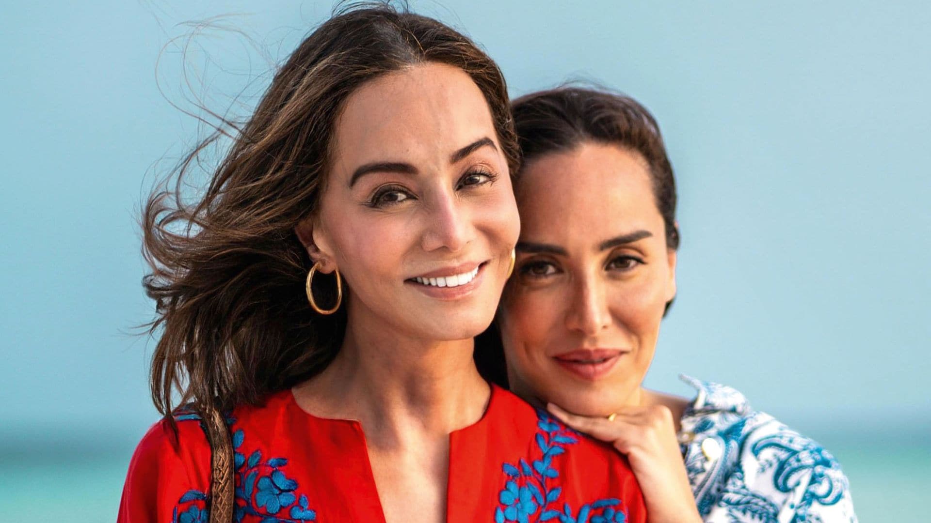 Isabel Preysler y su hija Tamara posan en una de las paradisíacas playas de las Maldivas en las que han pasado sus vacaciones junto a Íñigo Onieva. Isabel posa con caftán rojo con flores bordadas en azul, mientras que la marquesa de Griñón lleva un mono azul y blanco