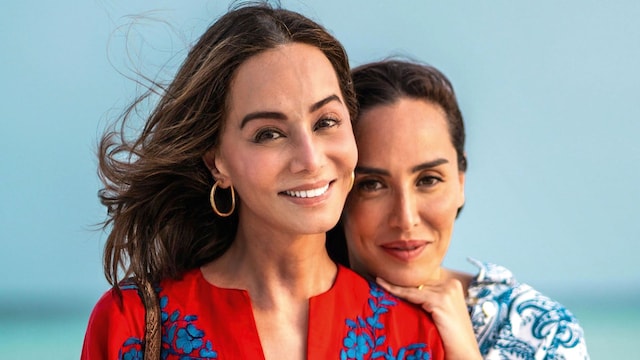 Isabel Preysler y su hija Tamara posan en una de las paradisíacas playas de las Maldivas en las que han pasado sus vacaciones junto a Íñigo Onieva. Isabel posa con caftán rojo con flores bordadas en azul, mientras que la marquesa de Griñón lleva un mono azul y blanco