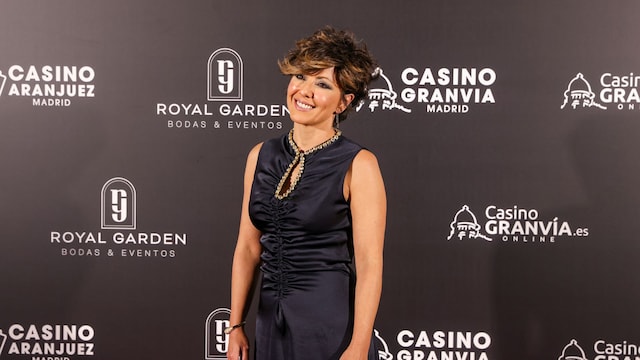 Plano medio de Sonsoles Ónega en el photocall con vestido negro fruncido