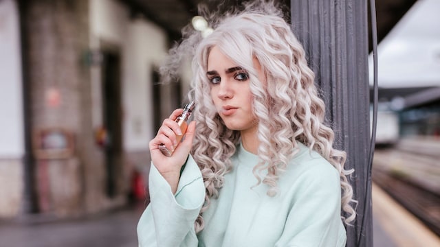Adolescente vapeando