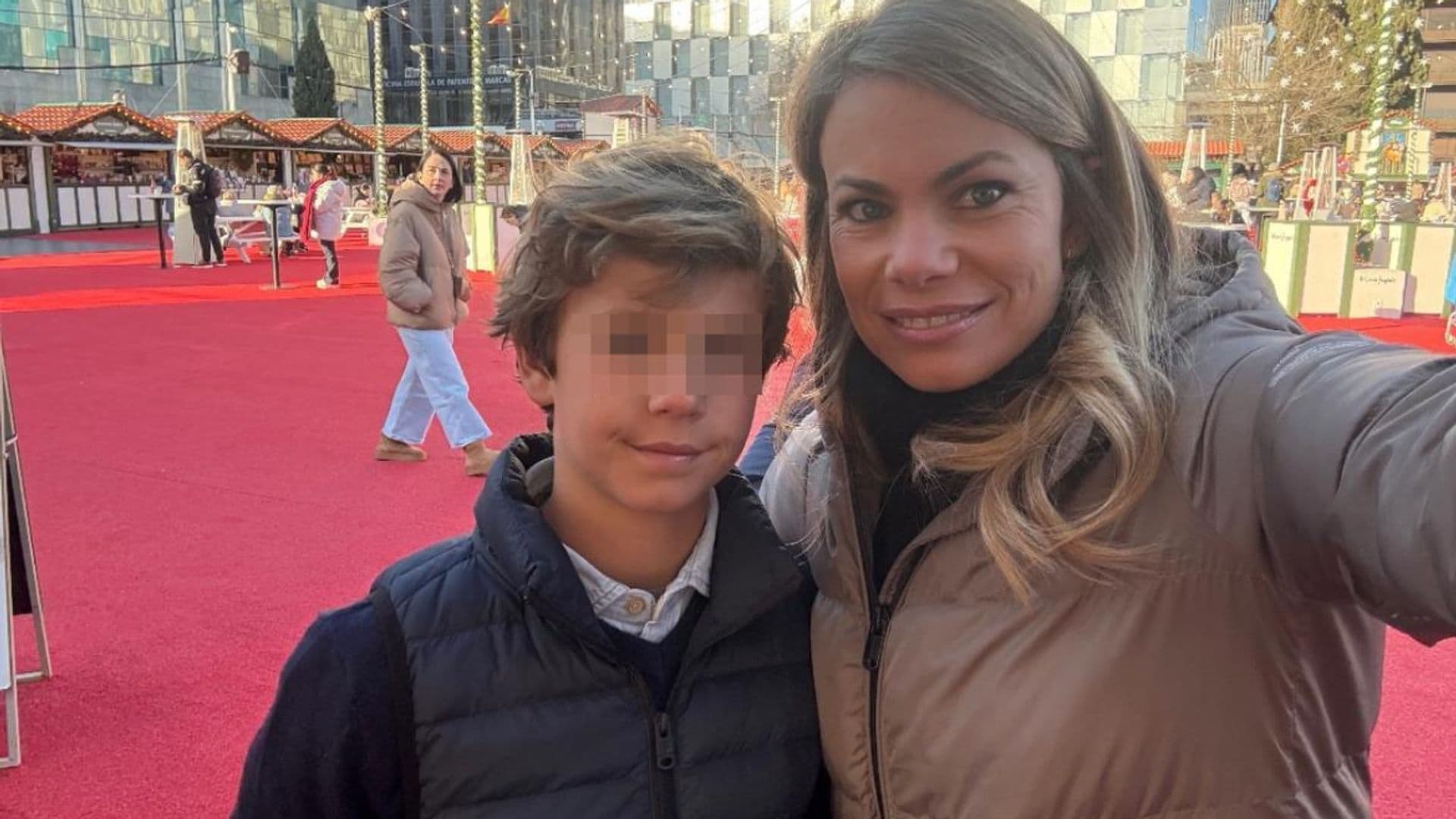 Carla Goyanes y sus hijos ayudan a los Reyes Magos en la cabalgata de Madrid tras unas navidades agridulces: "La ilusión todo lo puede"