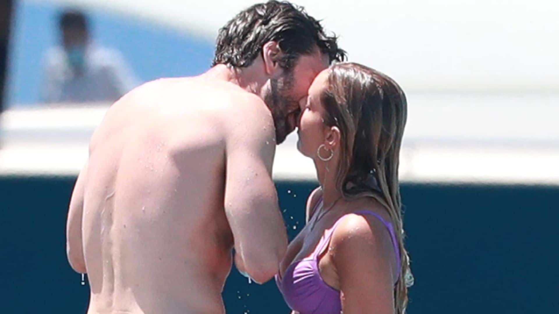 Alejandra Onieva y Sebastian Stan, besos en alta mar