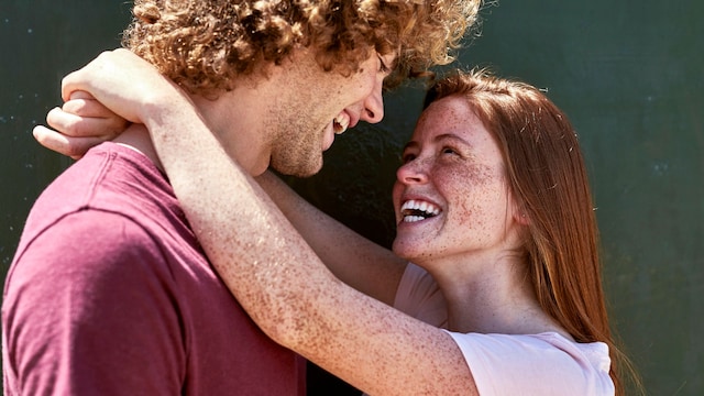Pareja joven feliz riendo