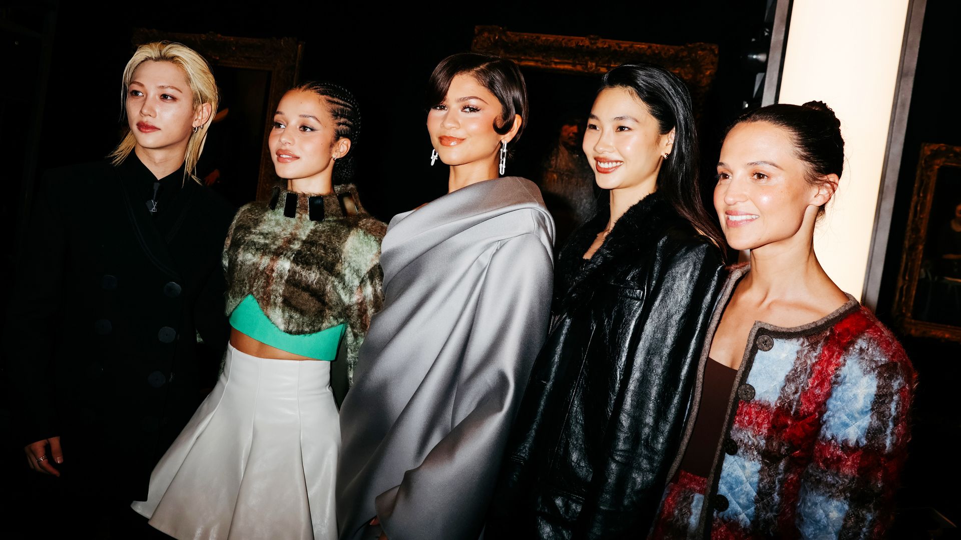 Zendaya en minivestido, la reaparición de Emma Stone y más invitadas de lujo en el desfile de Louis Vuitton en Nueva York que inicia una nueva era