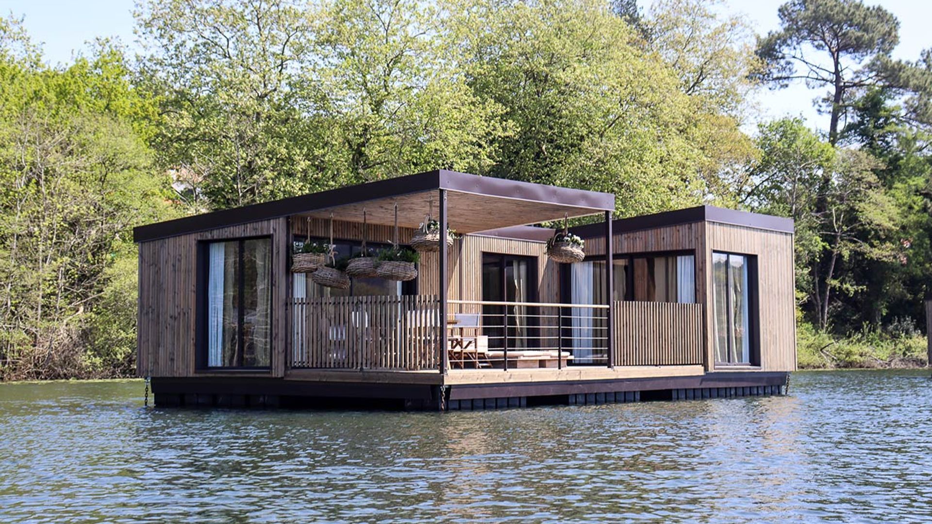 La experiencia de dormir en un lodge flotando en el lago