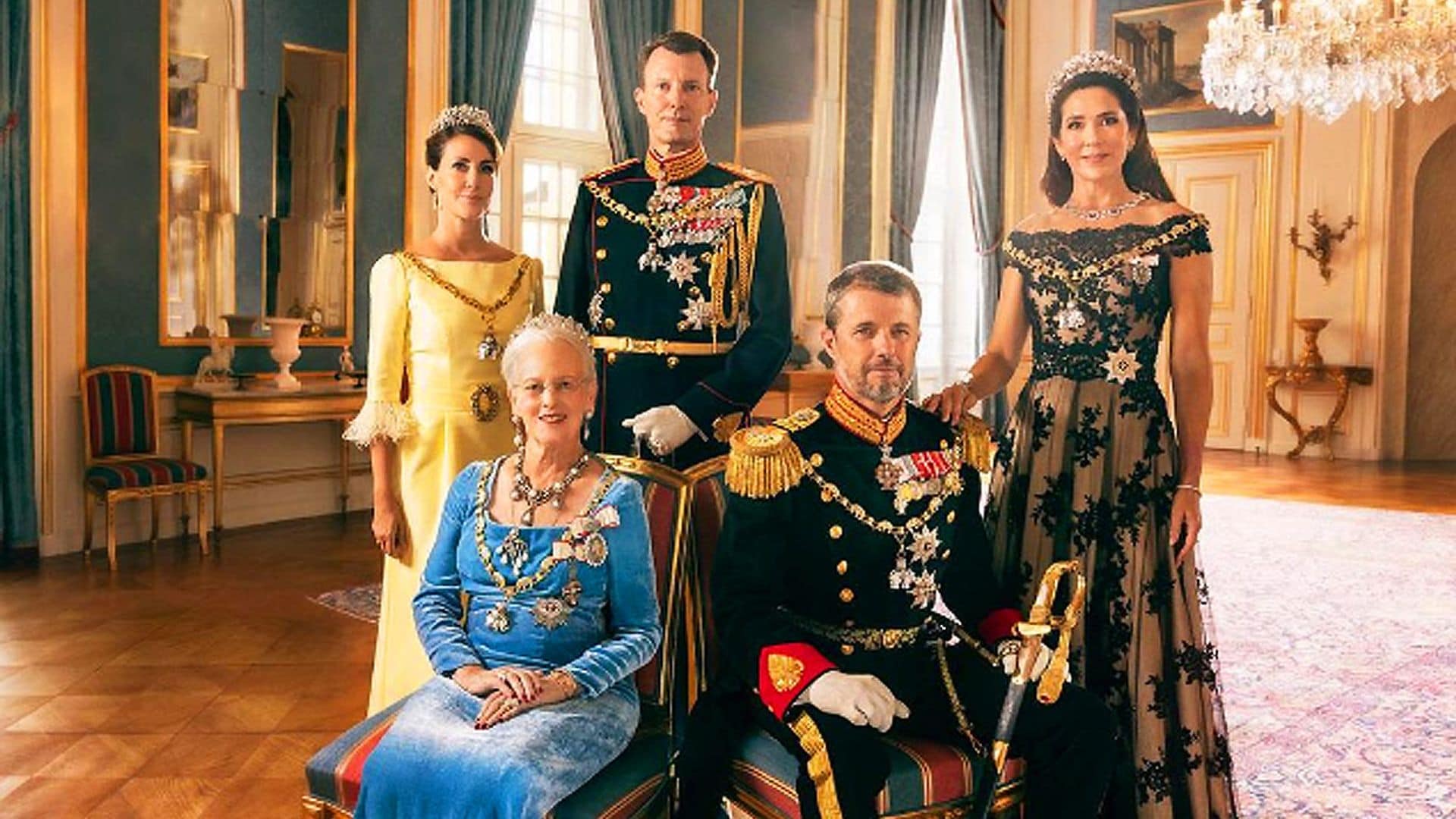 Margarita de Dinamarca escenifica la unión familiar con un retrato de gala junto a sus dos hijos y sus nueras