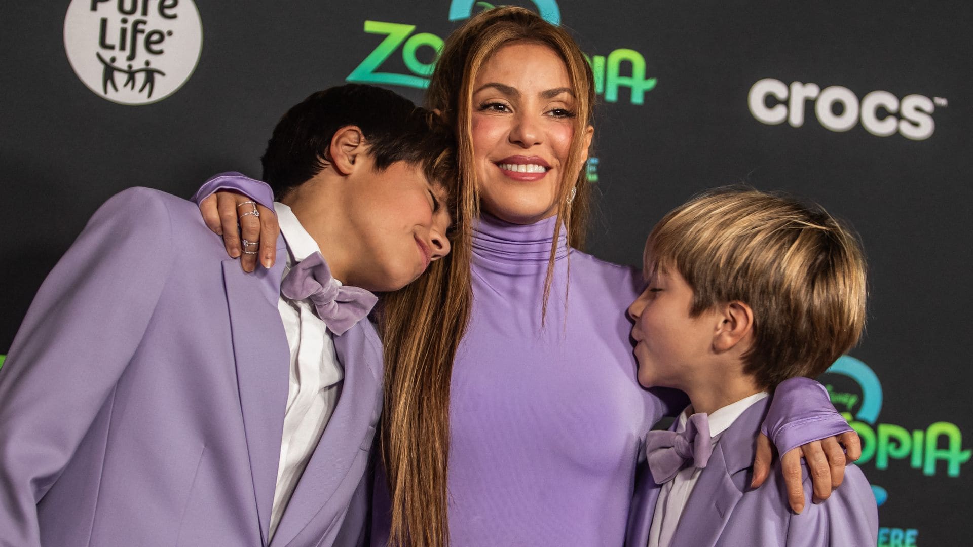 Shakira con sus hijos Milan y Sasha en la premier de "Zootopia 2" en Los Angeles.