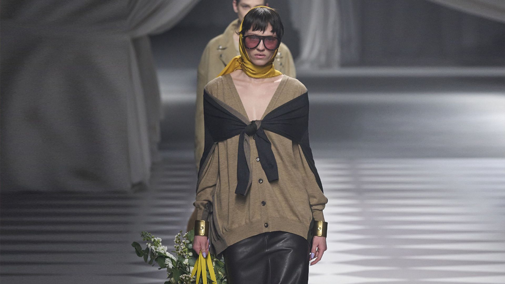 Moschino vuelve a sus orígenes con un nuevo diseñador: surrealismo y proporciones exageradas