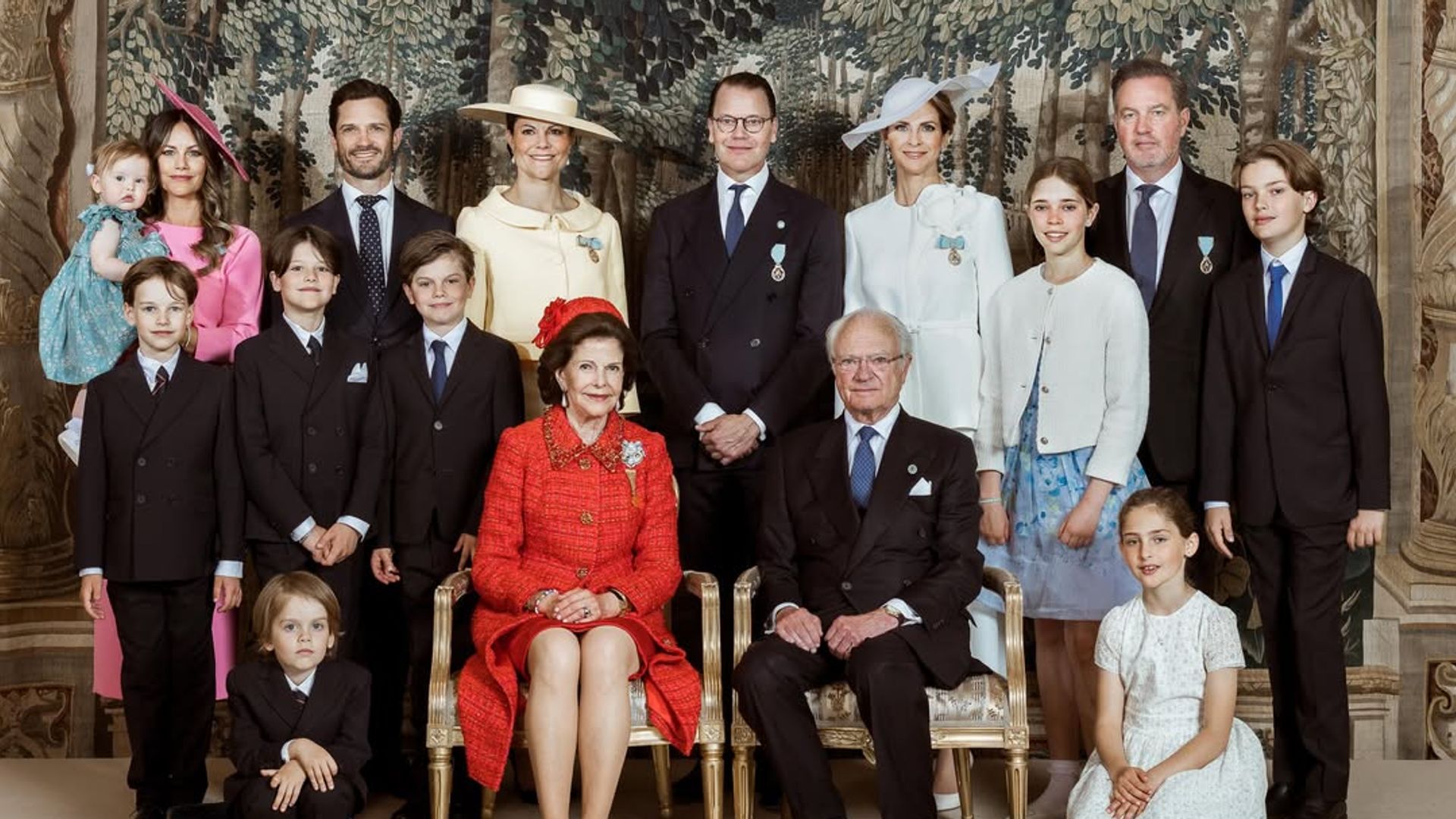 Los Reyes de Suecia posan con sus hijos, nietos, yernos y nuera