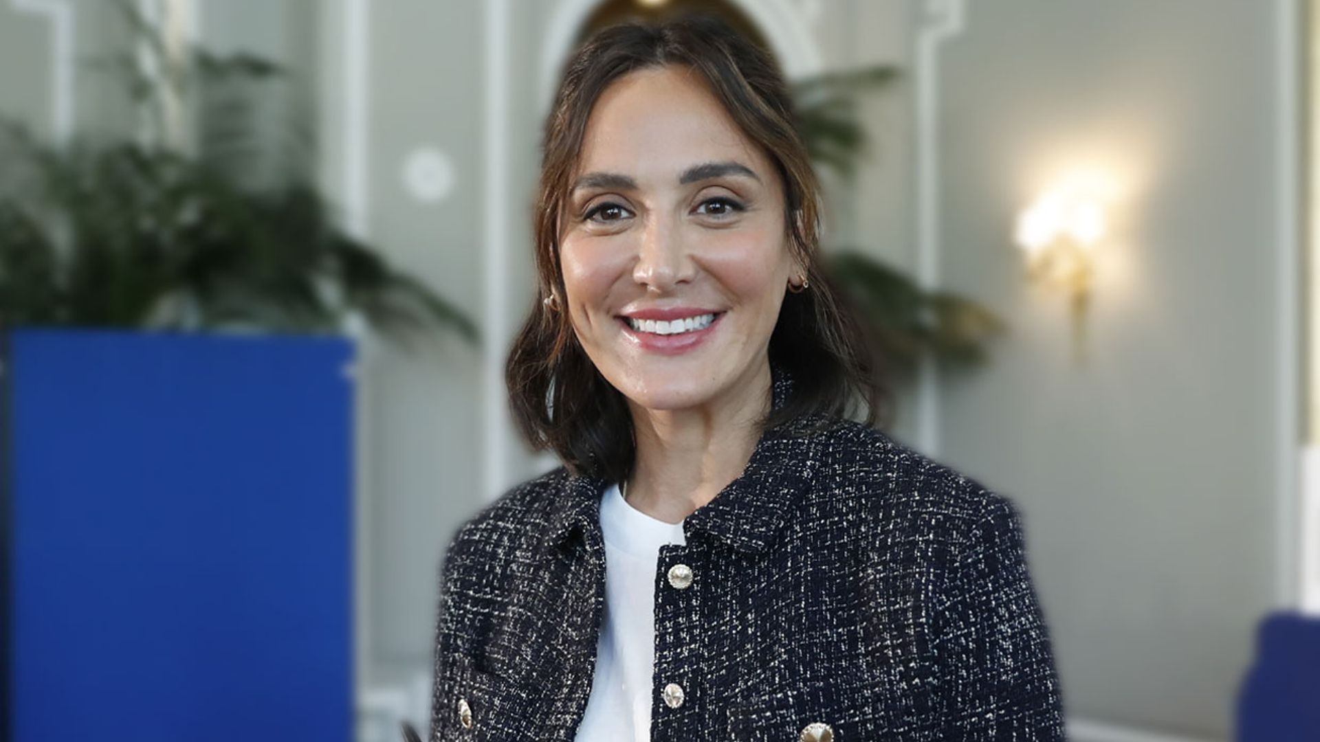 Tamara Falcó muestra quién la espera pacientemente en una sesión de fotos ¡y no es su chico!