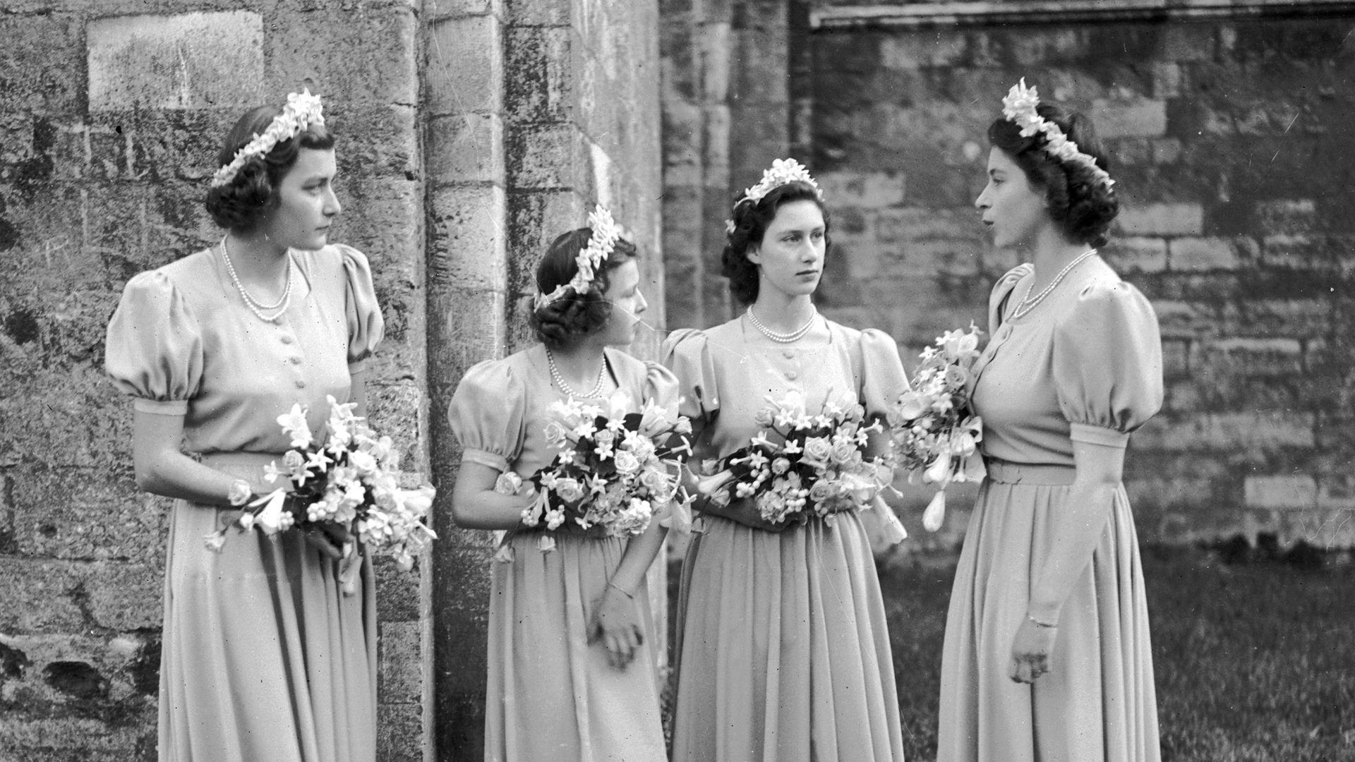 Pamela Mountbatten, la princesa Alexandra de Kent, la princesa Margarita e Isabel II como damas de honor (1946)