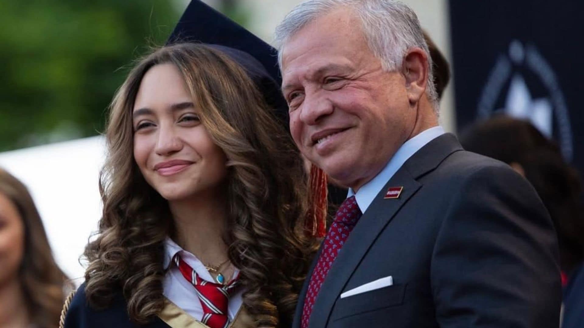 La princesa Jalila Bint Ali posa con su tío, el rey Abdalá de Jordania, el día de su graduación