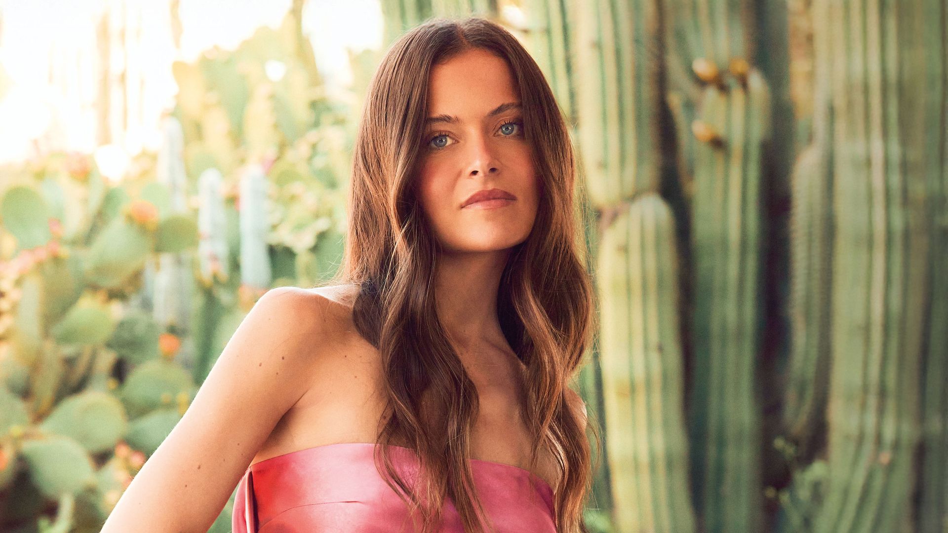 Lleva un vestido en tonos rosas de Mango