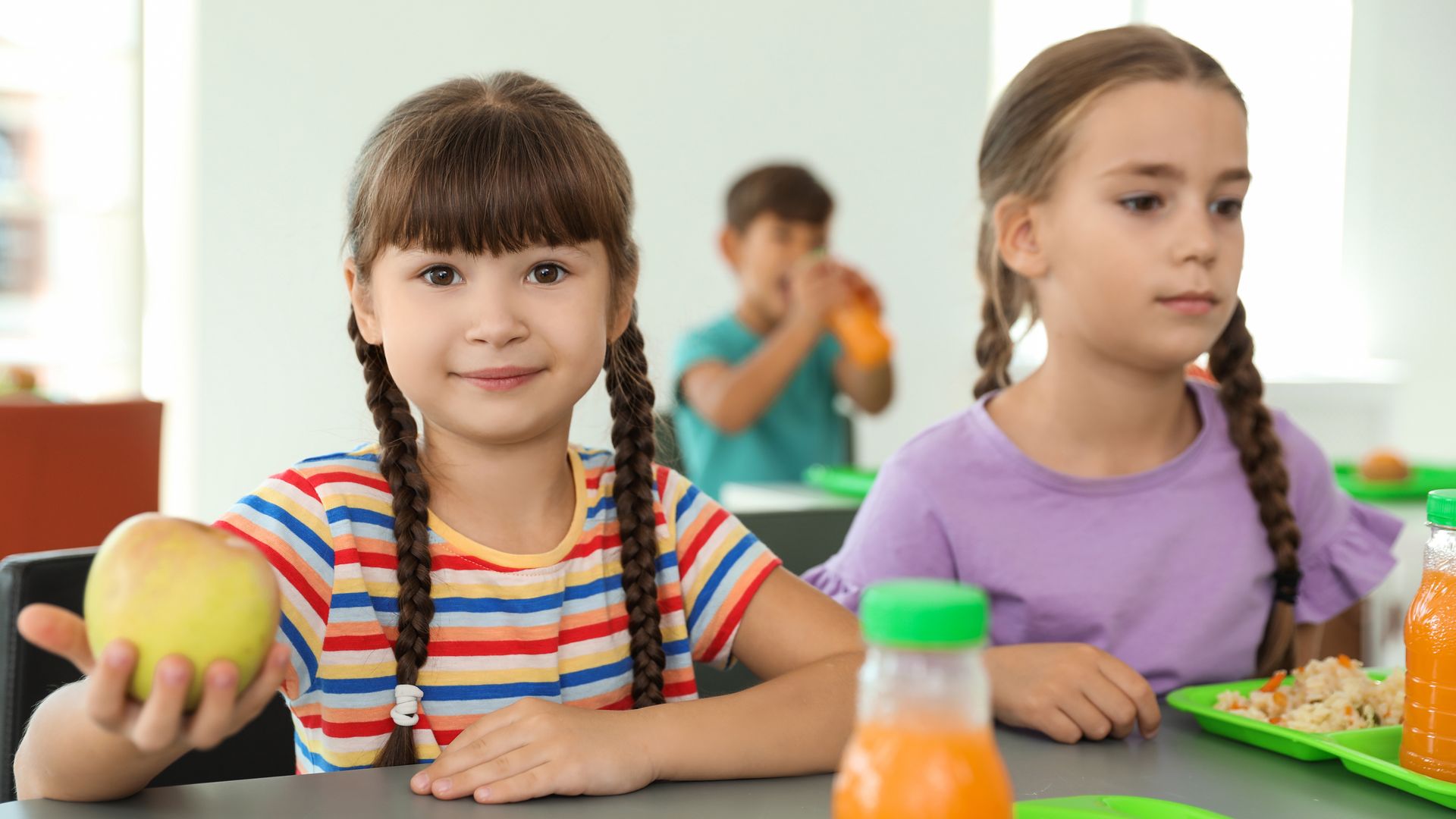 Cambios en el menú de los comedores escolares: lo que dicen los pediatras acerca de la medida