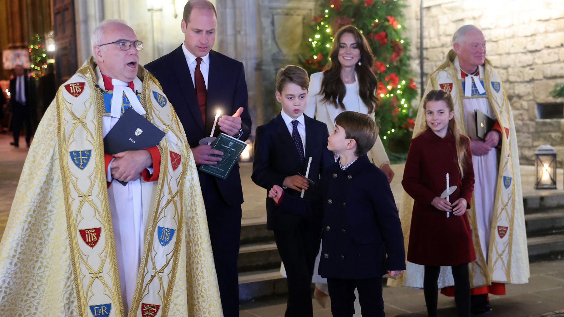 Los gestos más divertidos del príncipe Louis en el concierto de Navidad apagando las velas de sus hermanos