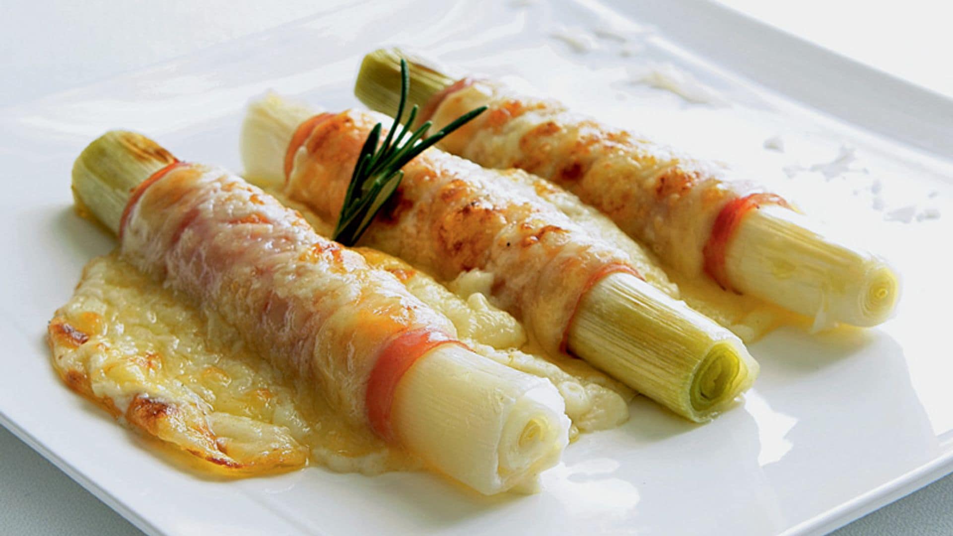 Puerros gratinados con jamón y queso