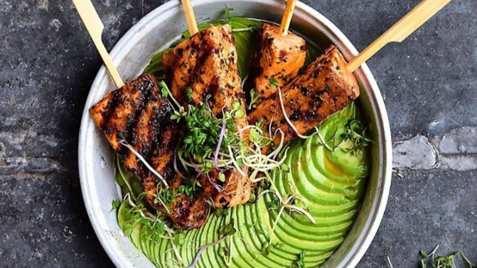 Brochetas de salmón con aguacate