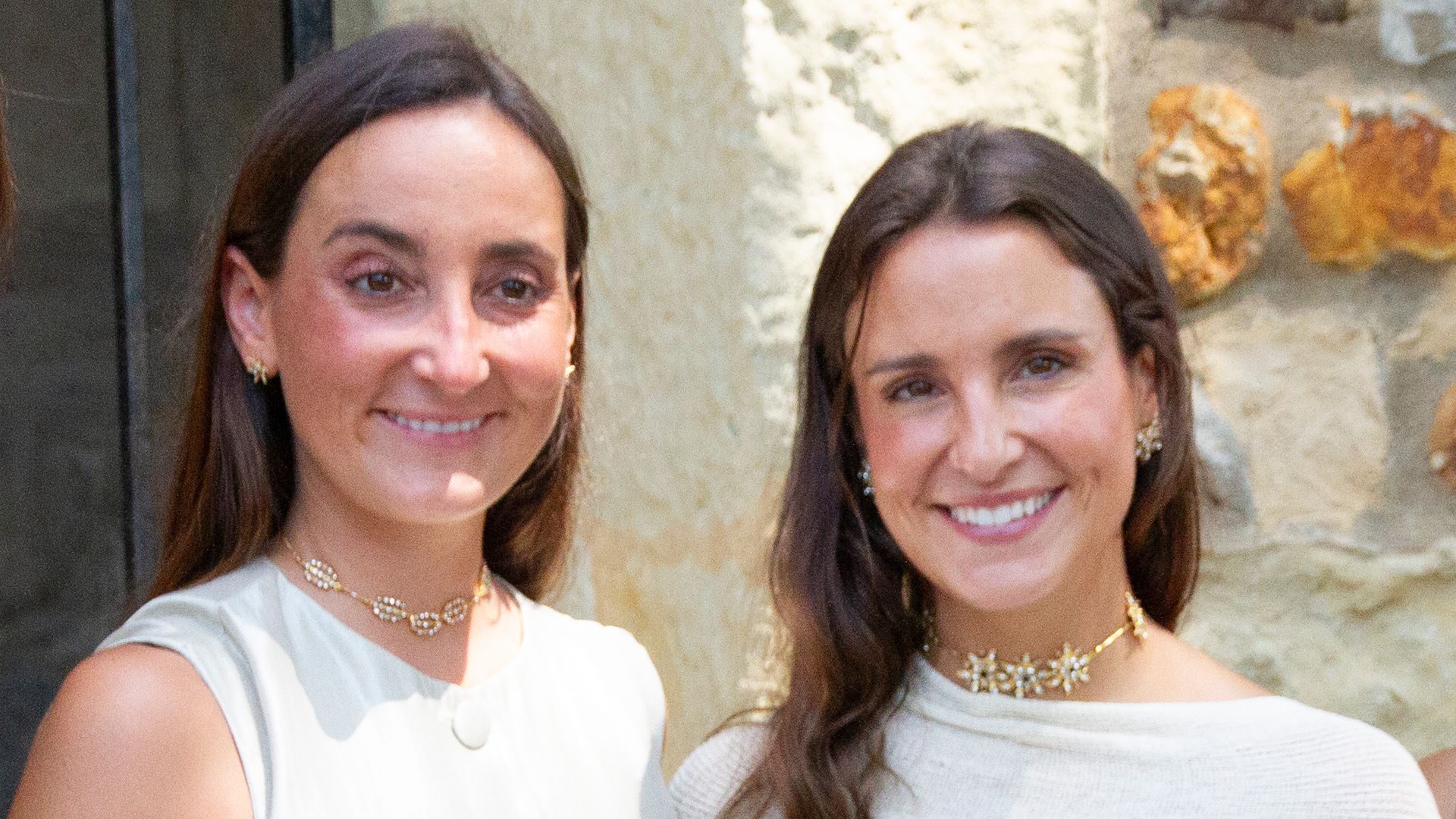 Marta Pombo muestra el embarazo de su hermana Lucía por primera vez: “Tienes tripita ya”