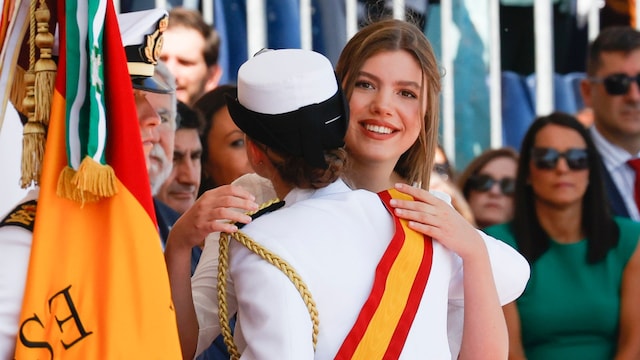 La princesa Leonor abraza a su hermana la infanta Sofía en la jura de bandera de Marín