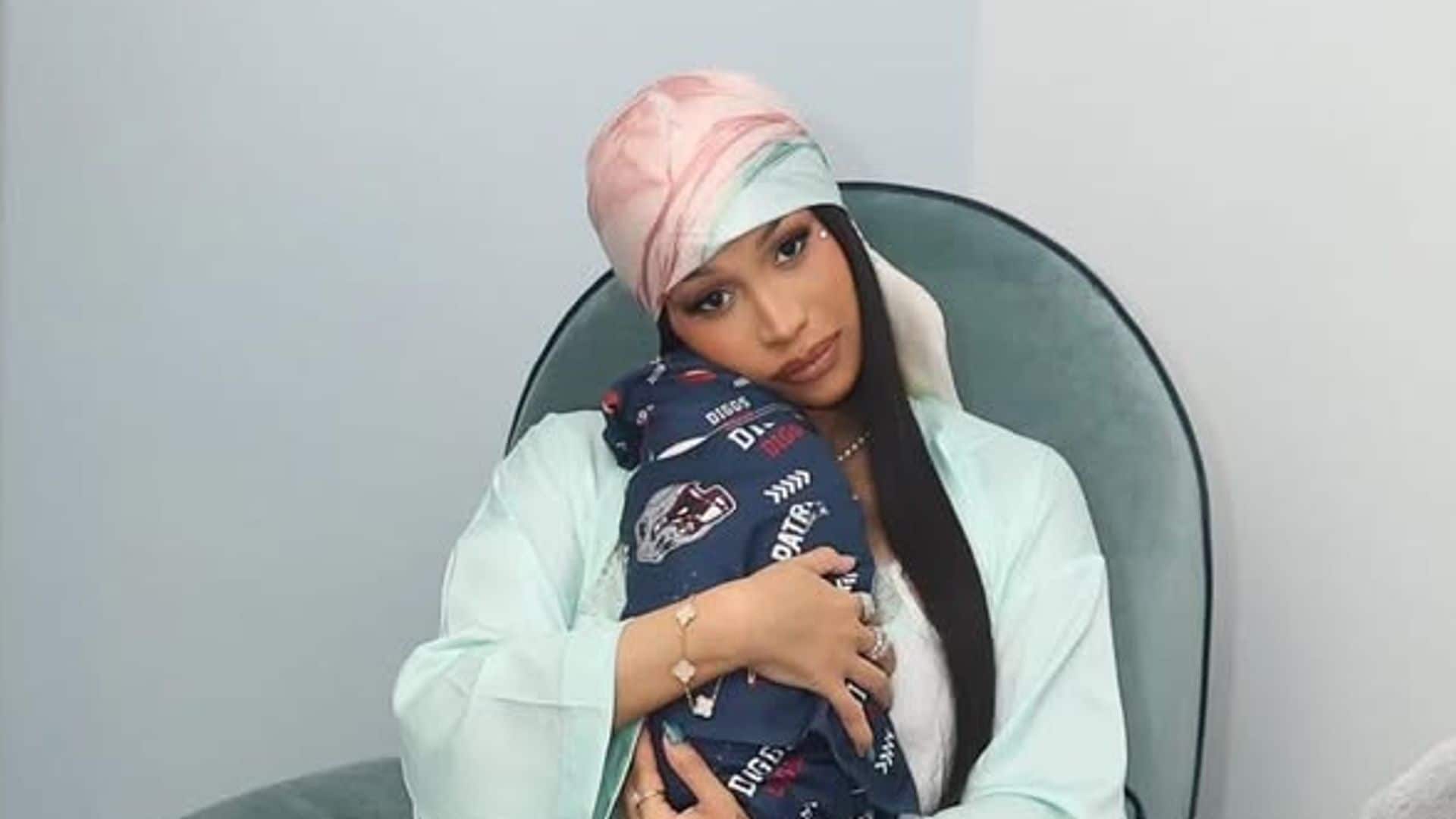 Cardi B reveló las fotos que se tomó en el hospital luego del nacimiento de su bebé