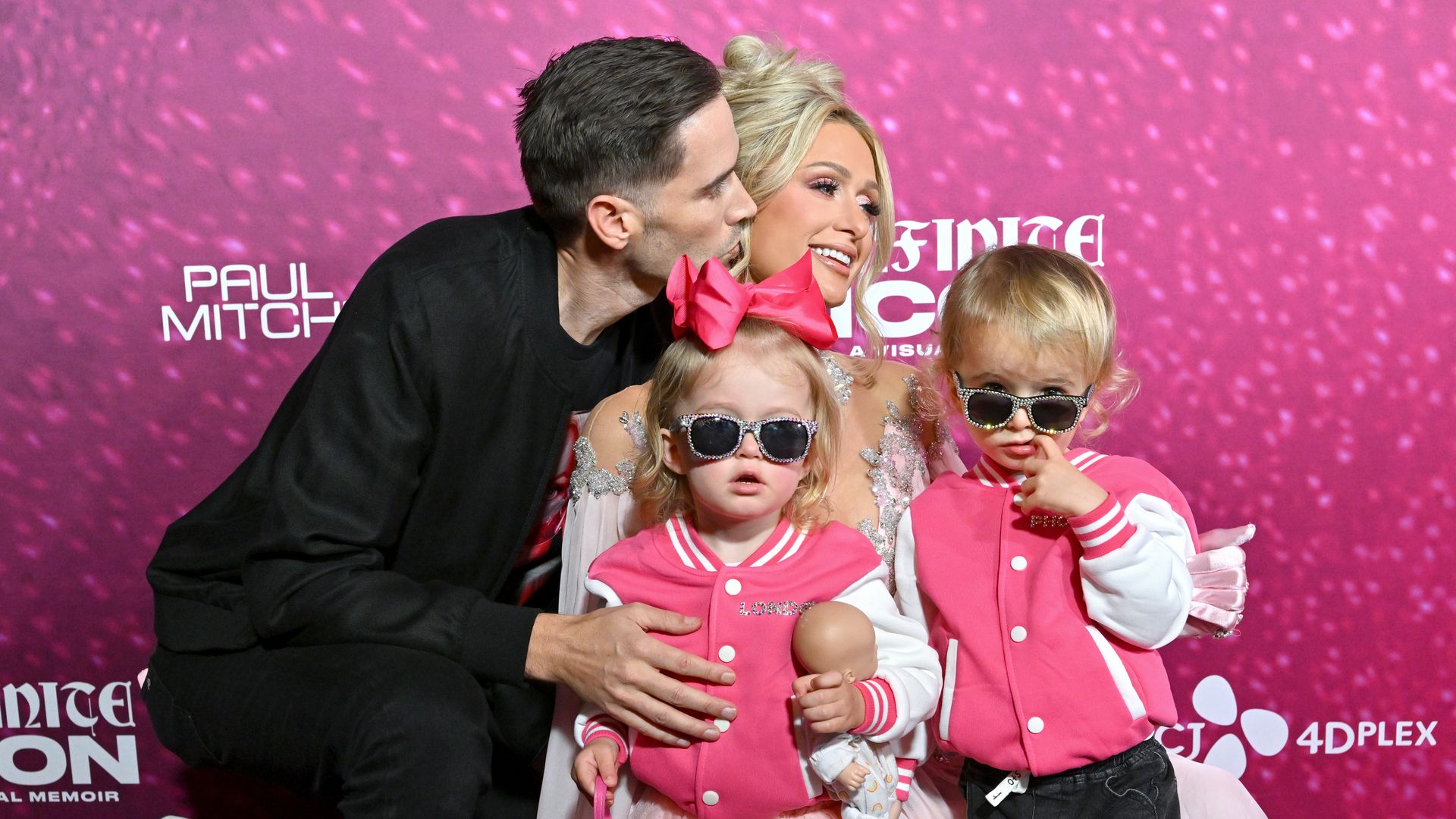 Los hijos de Paris Hilton, de 2 y 1 año, apuntan maneras: looks, actitud y gafas de sol en el estreno del documental de su madre