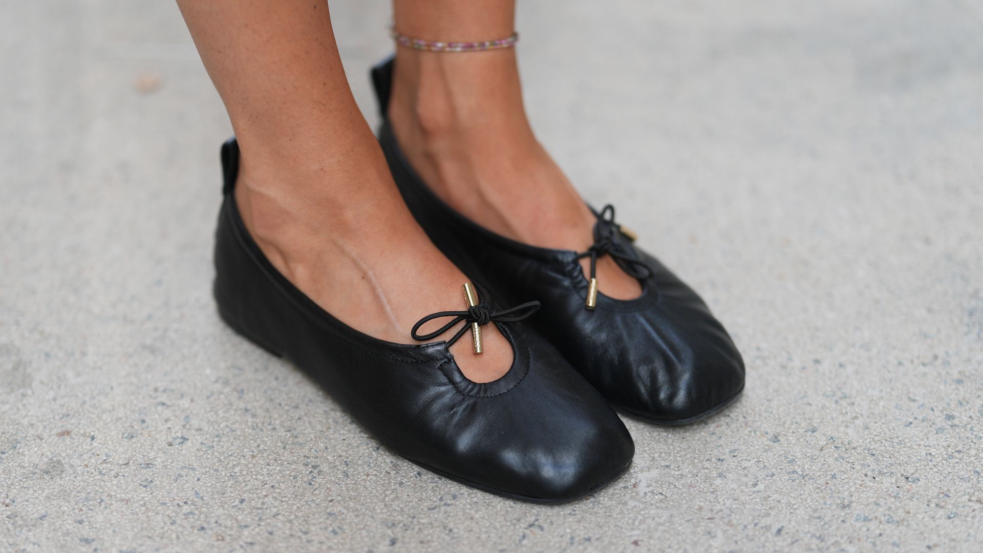 Pies de mujer con bailarinas negras de piel en Paris
