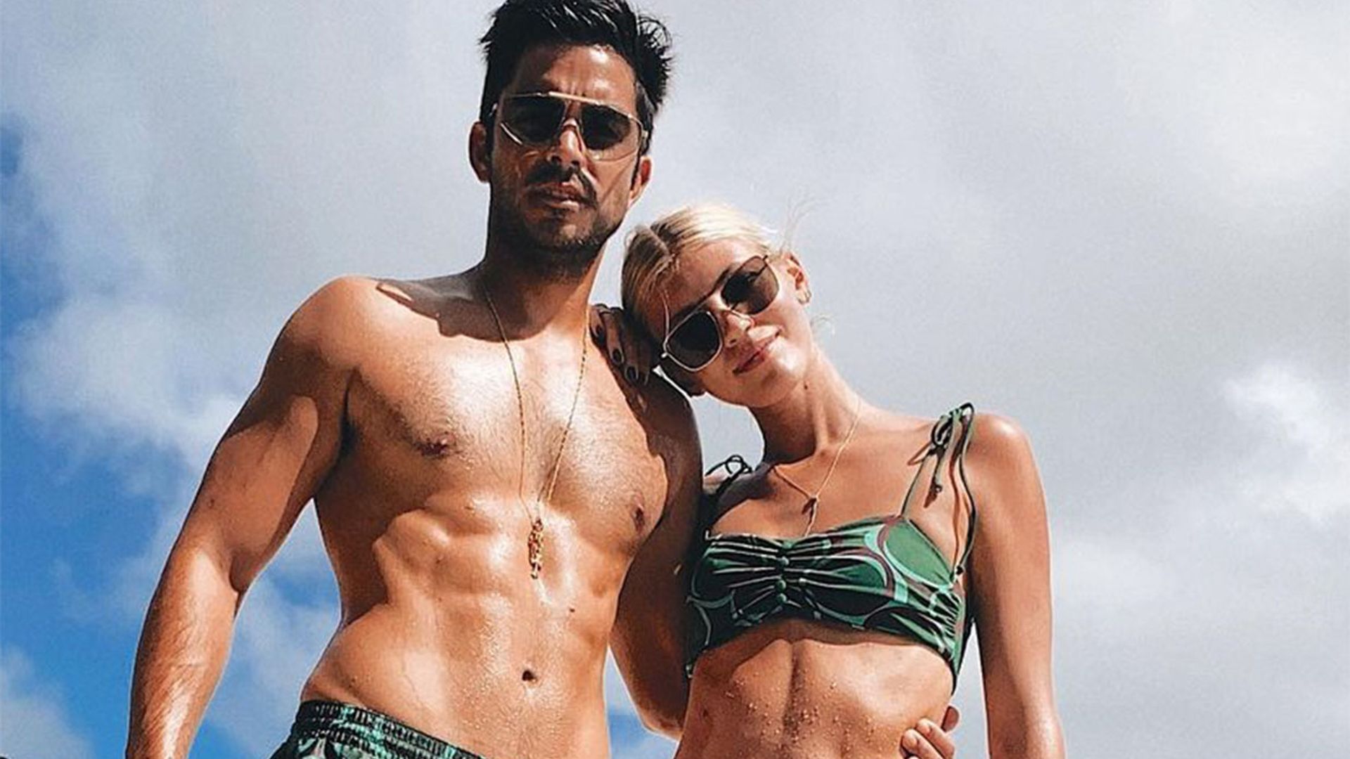 Devon Windsor y su marido, puro romanticismo en su posado junto al mar