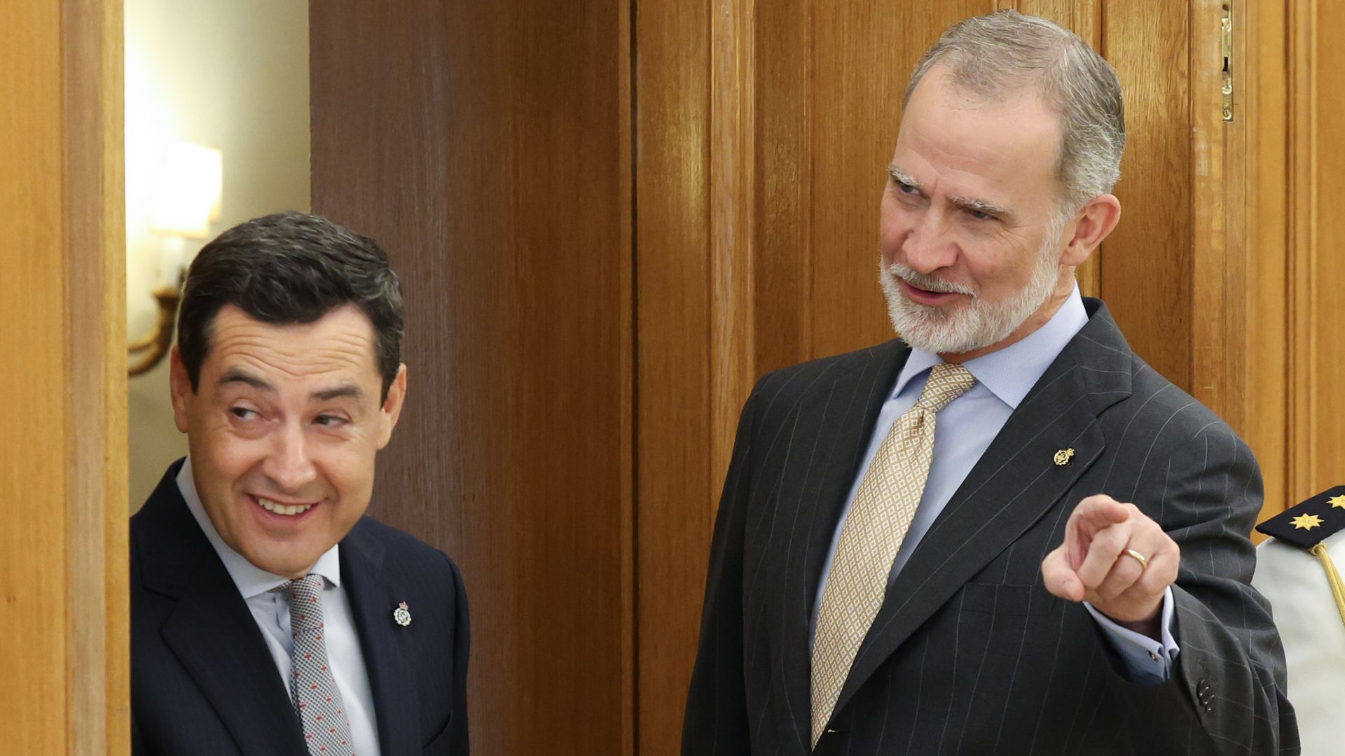 El rey Felipe VI recibe en audiencia al presidente de la Junta de Andalucía, Juan Manuel Moreno Bonilla, en el Palacio de la Zarzuela.