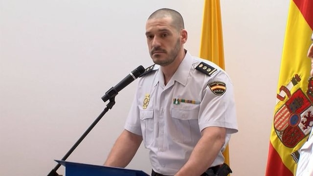 Plano medio de Luis Jesús Esteban dando un discurso con el traje de policía