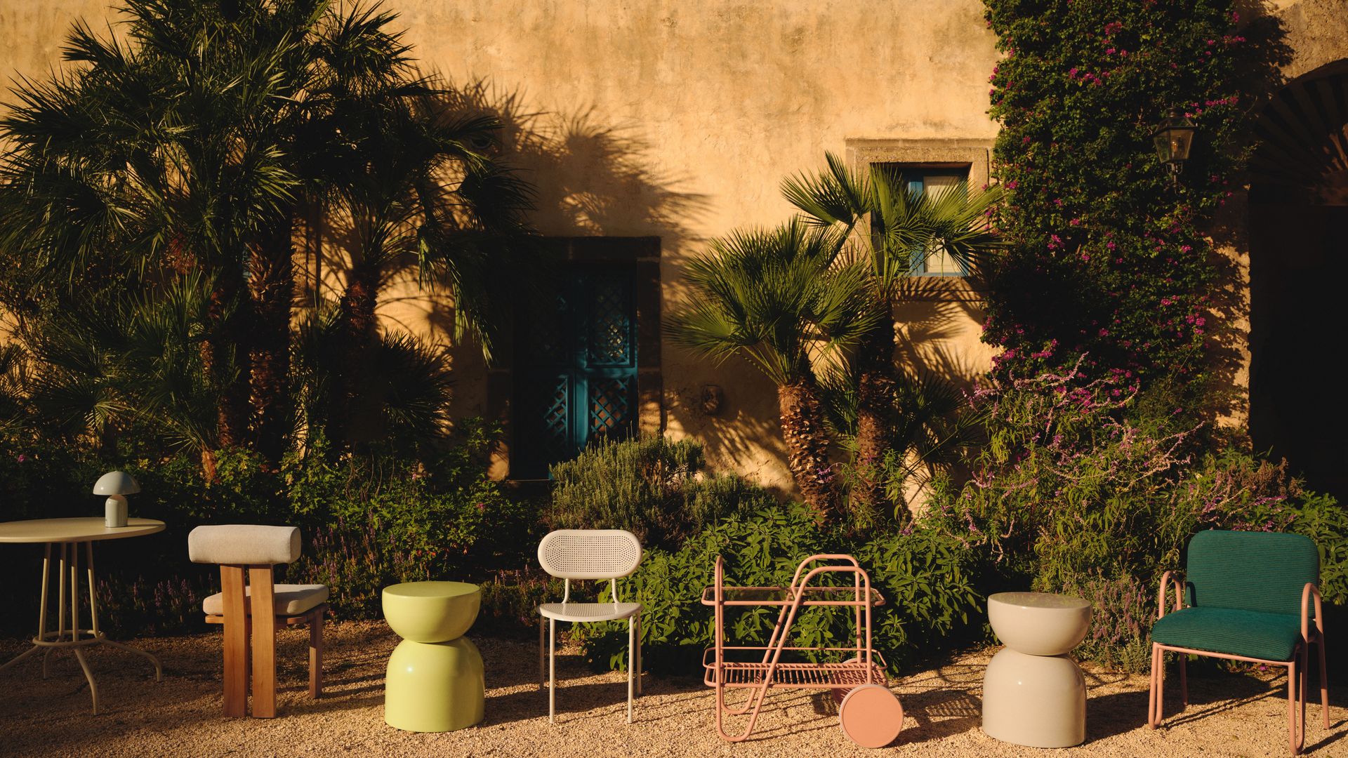 Mezcla de muebles en el exterior