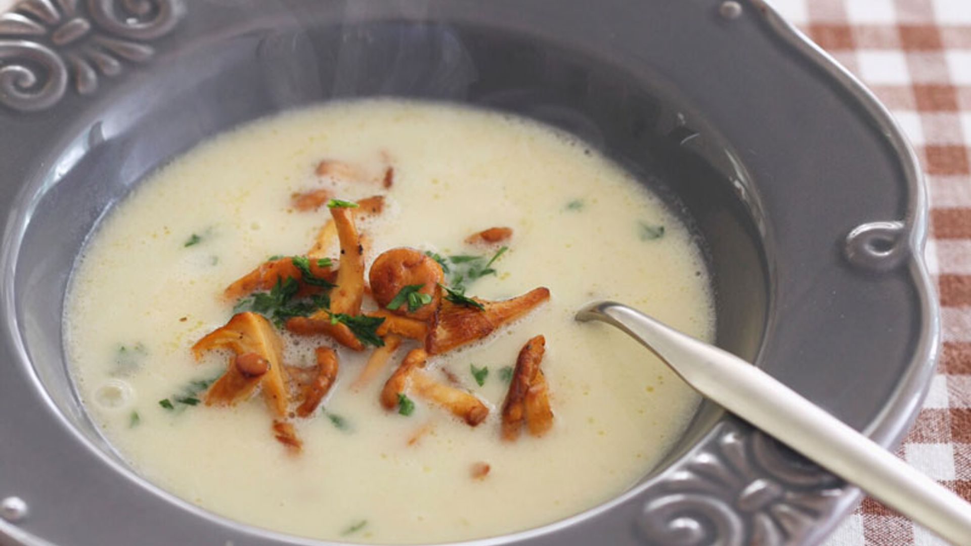 Crema de tupinambo con 'chantarellas'