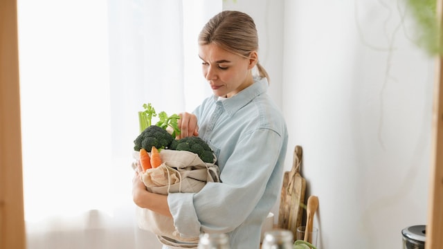 Mujer con una bolsa de verduras