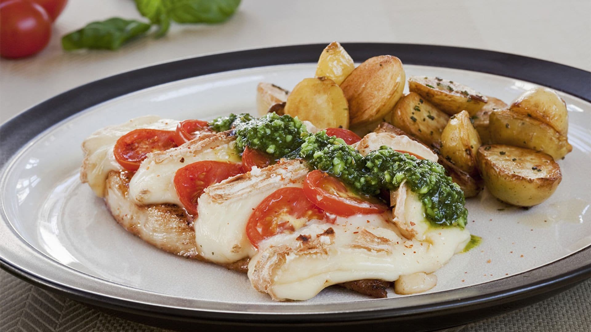 Pechuga de pavo con queso, tomate y pesto