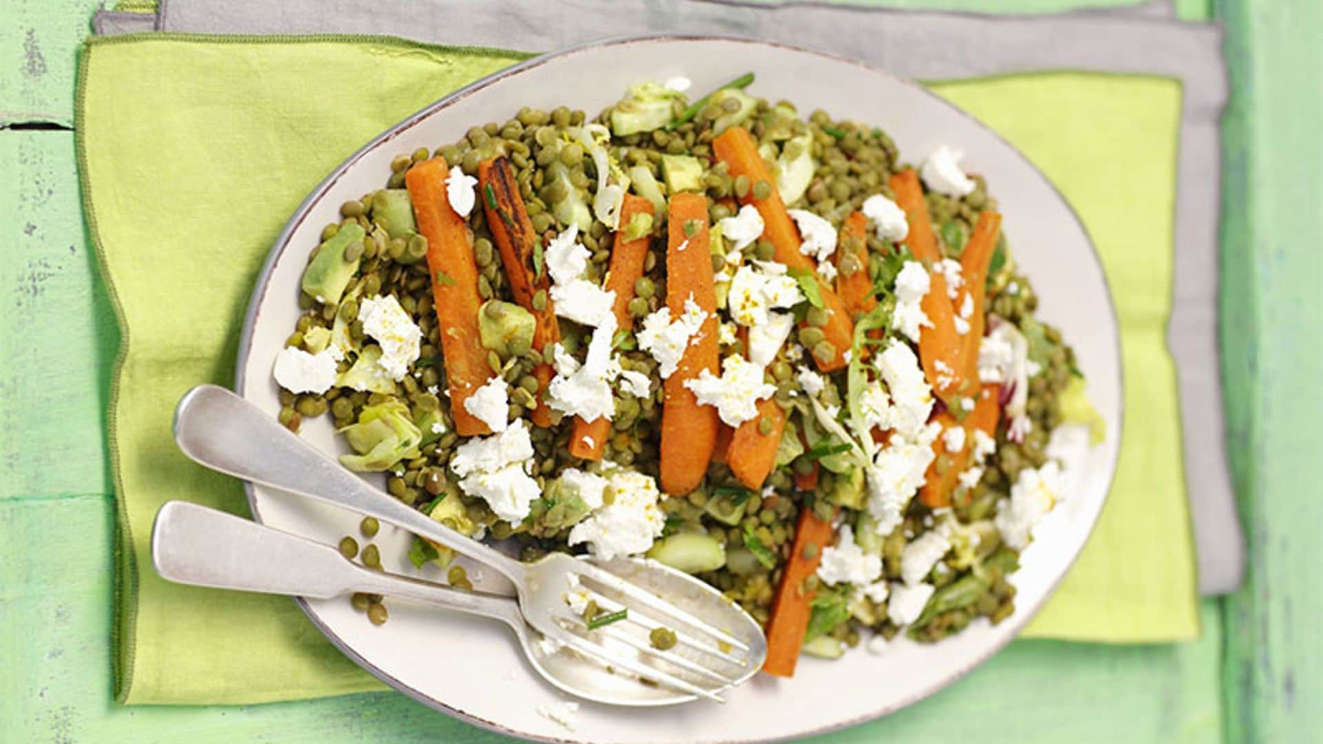 Ensalada templada de lentejas con zanahoria y queso