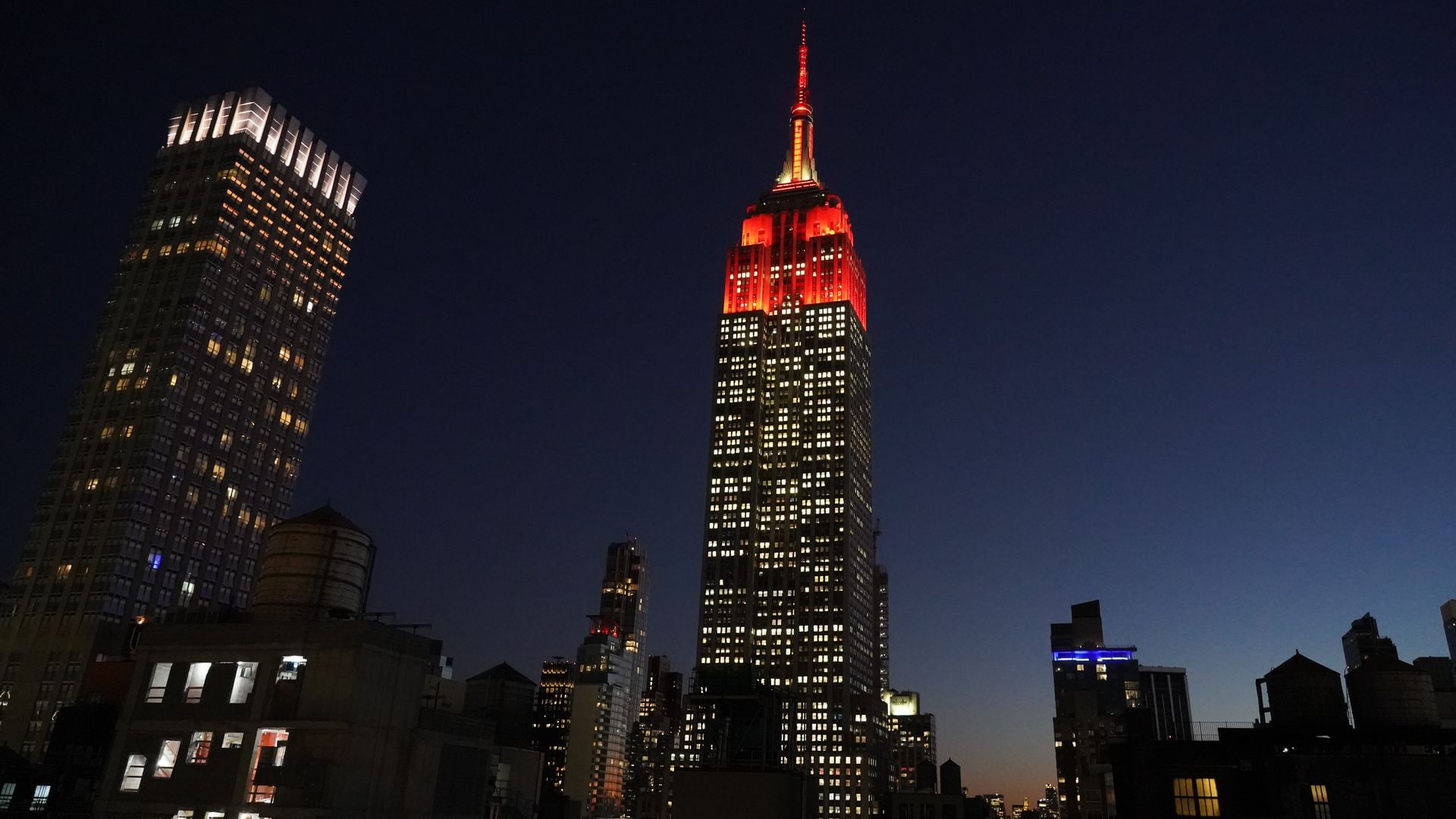 Las espectaculares imágenes del Empire State iluminado con los colores de ¡HOLA!