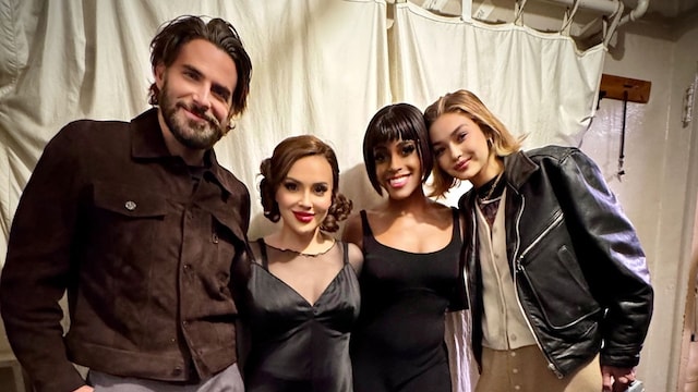 Bradley Cooper y Gigi Hadid posando con unas actrices tras una obra