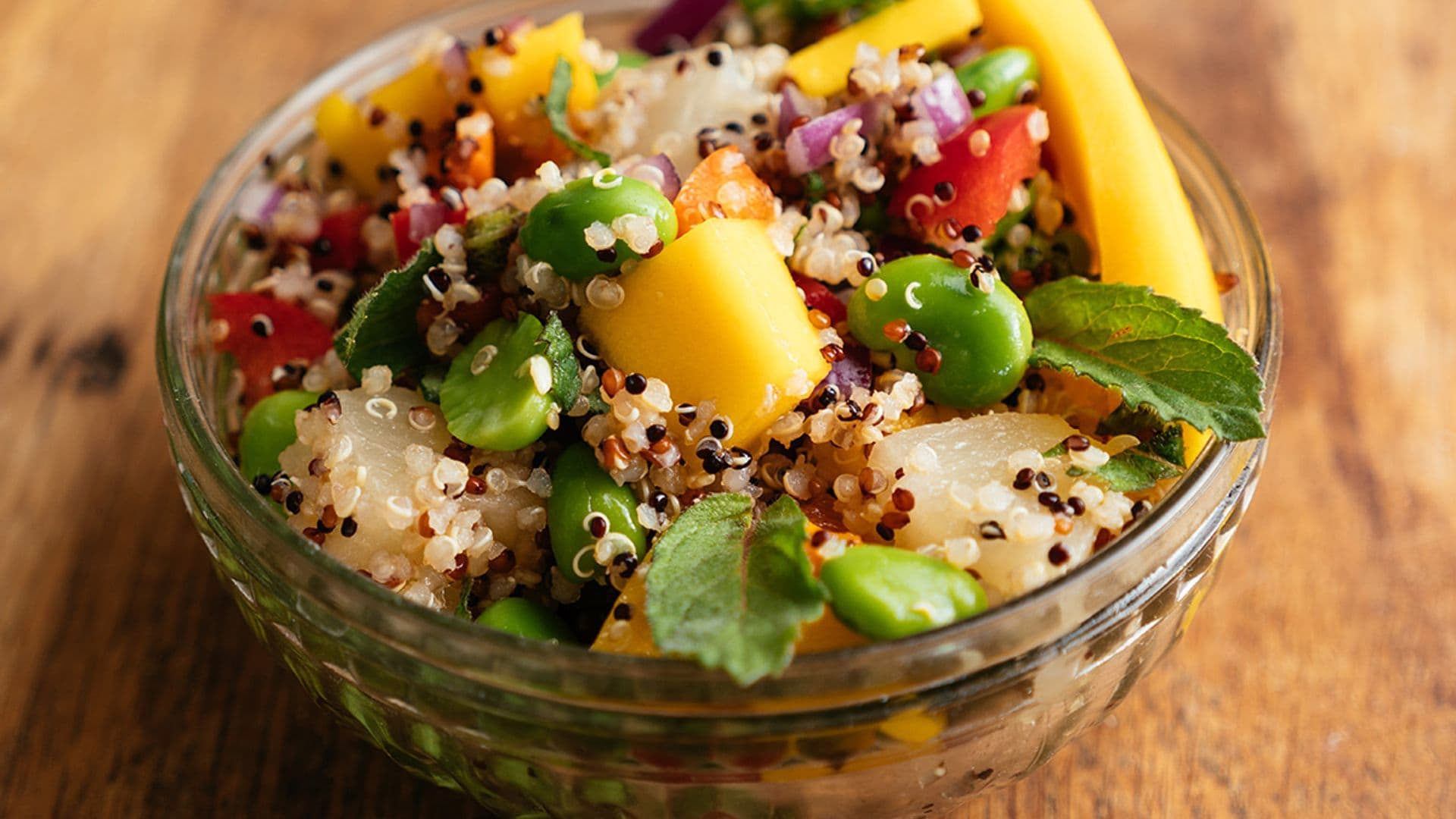 Ensalada tropical con quinoa y habas