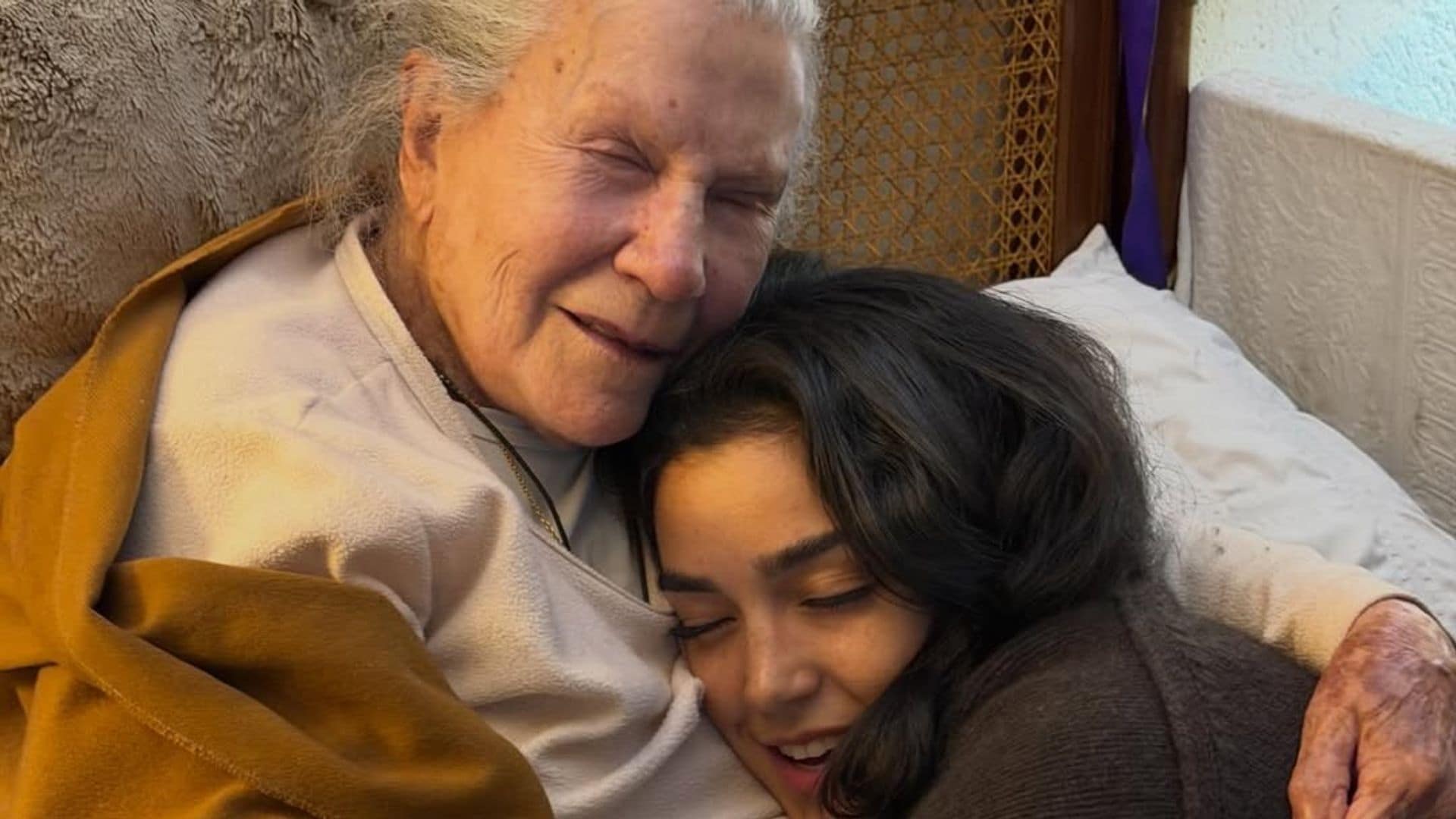 Ale Capetillo compartió esta foto inédita junto a su Yeya.