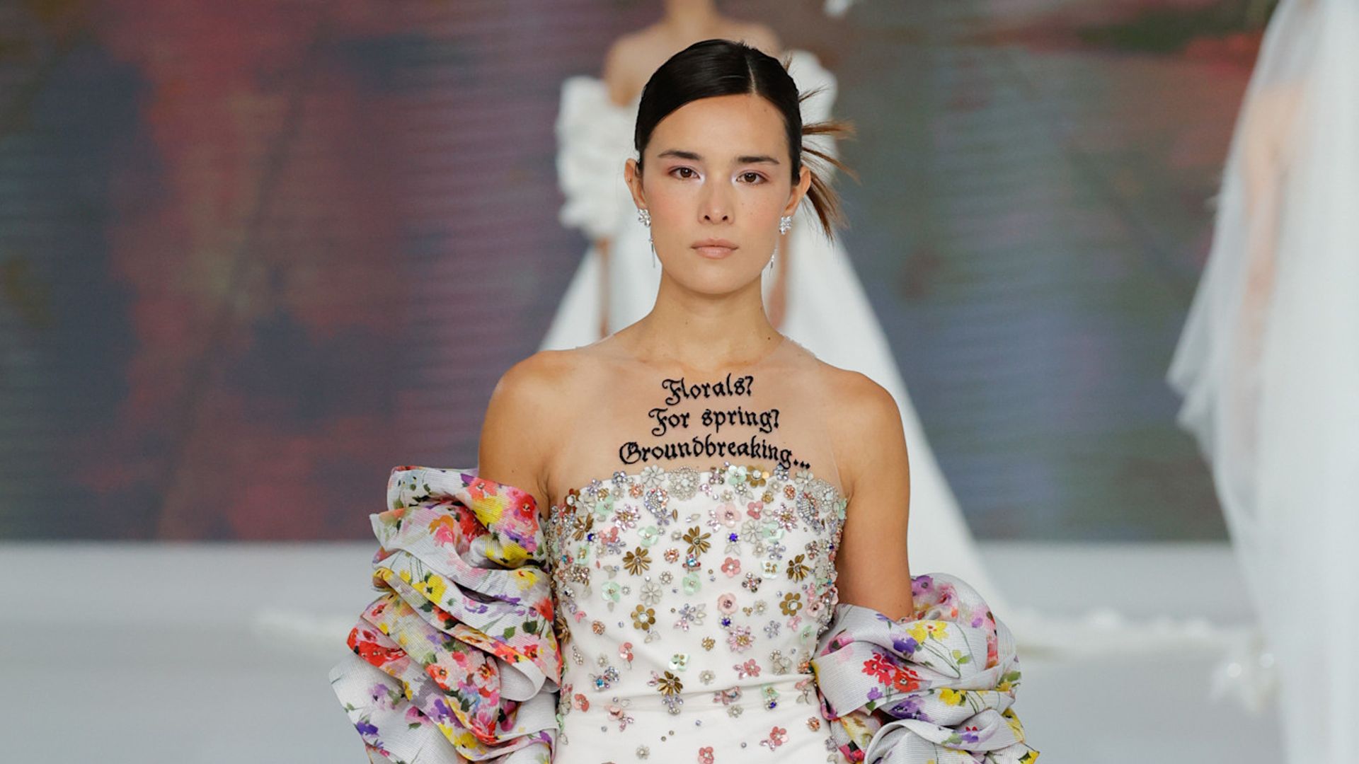 Mariano Moreno desafía a Miranda Priestly con una colección de novias inspirada en un jardín: pura fantasía, plumas y lujo creativo