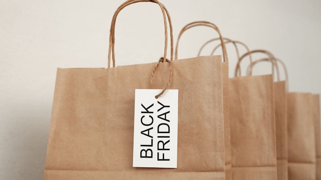 Unas bolsas de papel en las que pone Black Friday.