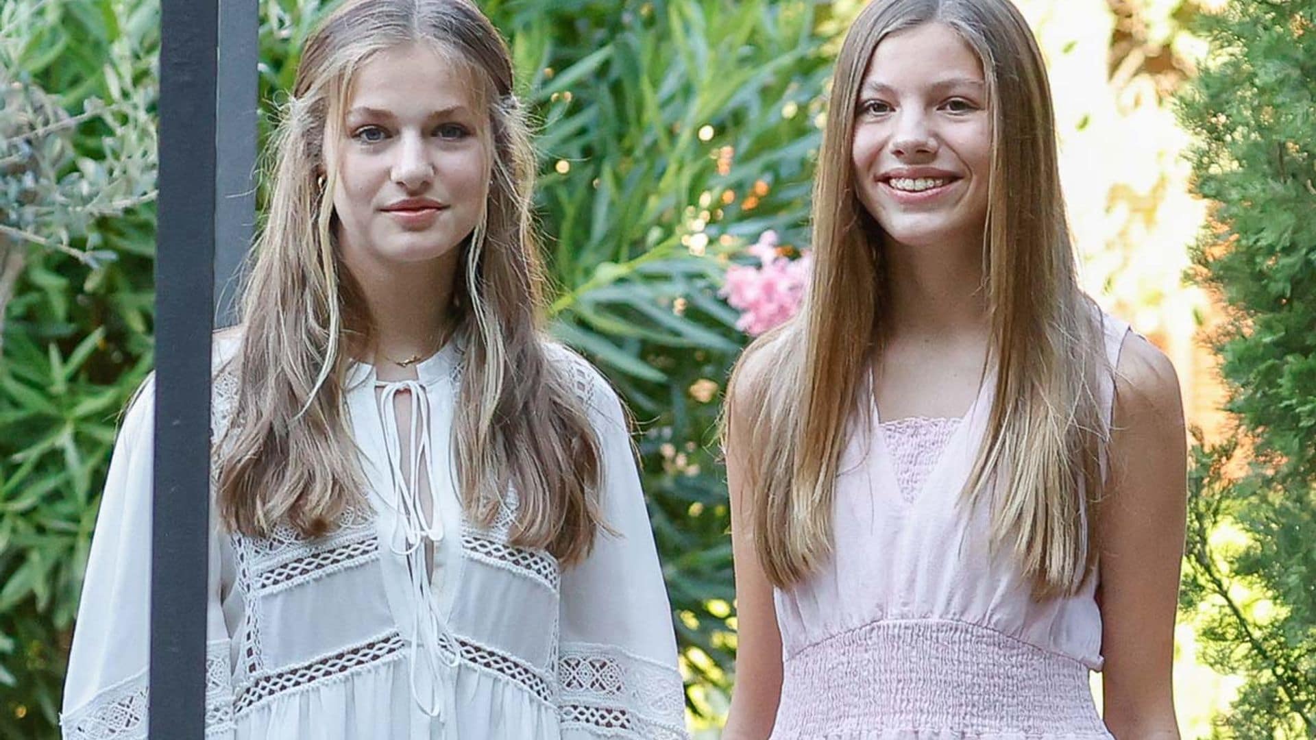 Los vestidos luminosos de Leonor y Sofía para inaugurar su verano en Mallorca