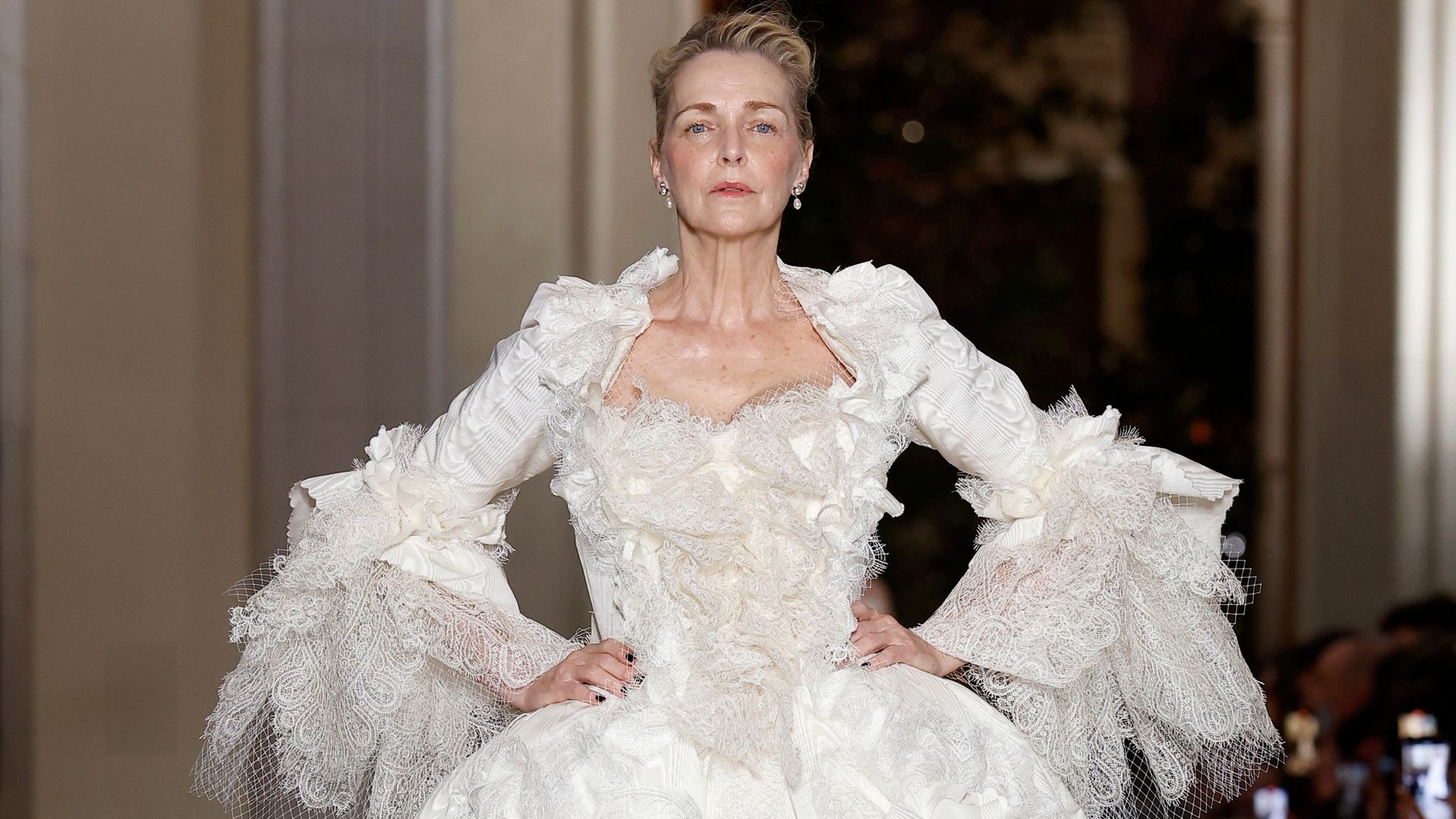 Un desfile para recordar: el viudo de Vivienne Westwood vestido de novia y modelos de más de 60 años