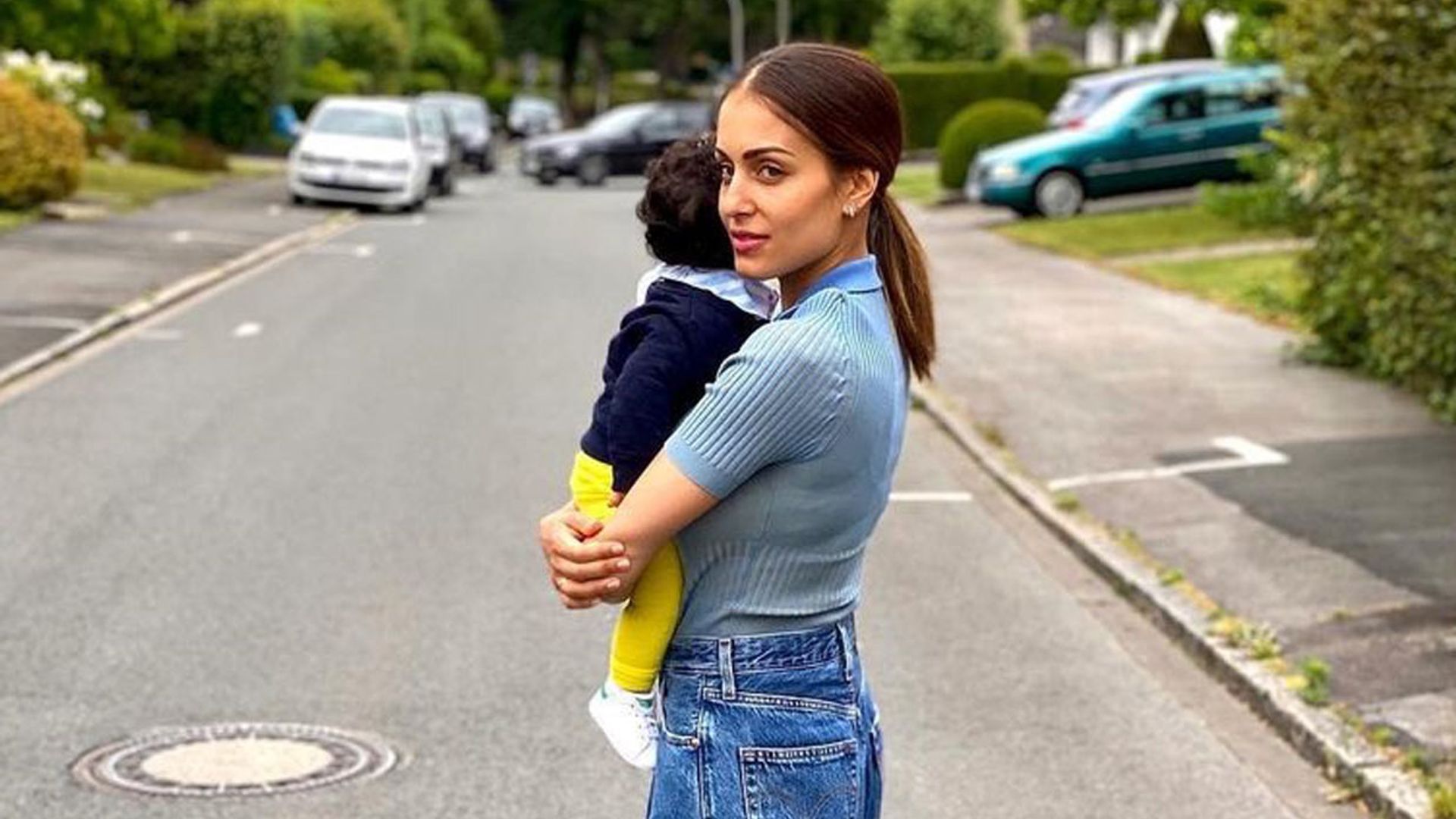 Hiba Abouk y su hijo disfrutan de una relajante siesta en un lugar inesperado
