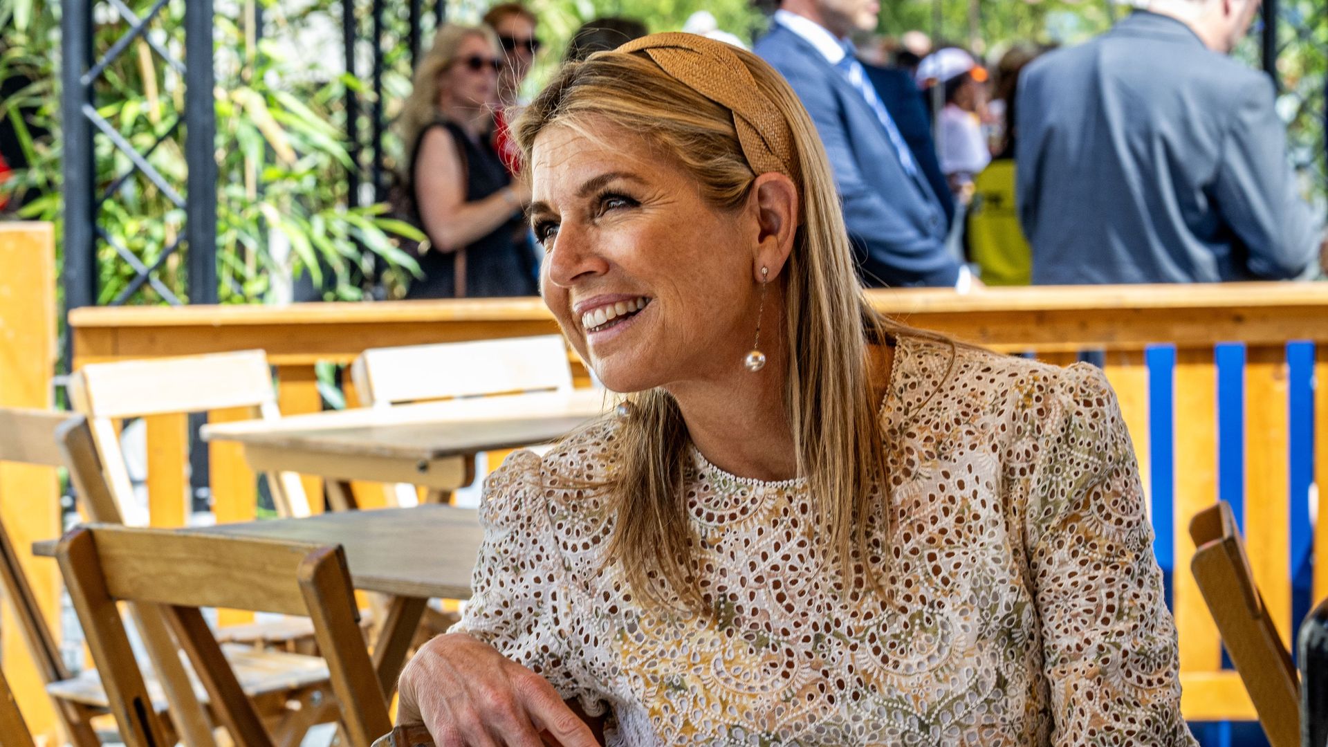 Máxima de Holanda estrena un romántico vestido de encaje en el festival de jazz de Róterdam y acaba bailando con el público.