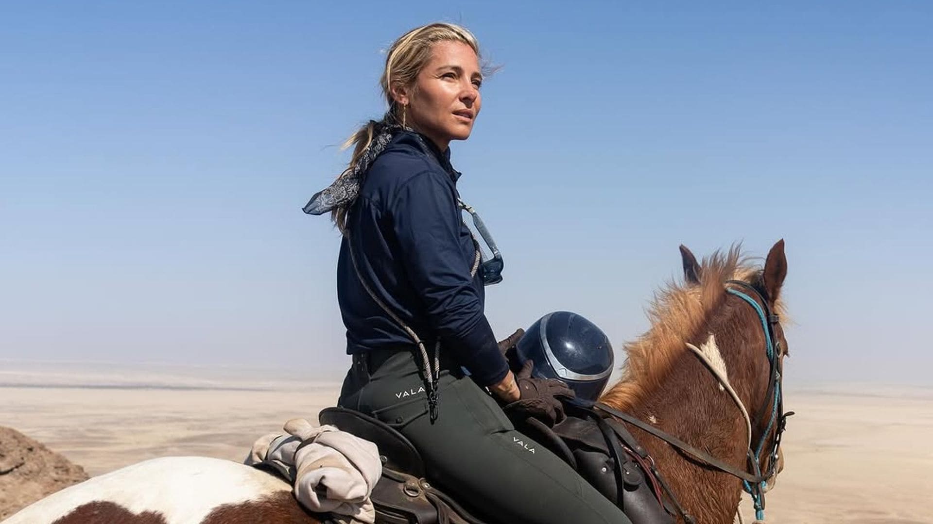 El hipnótico vídeo de Elsa Pataky y su hija, de 13 años, cabalgando a toda velocidad por un desierto en Namibia