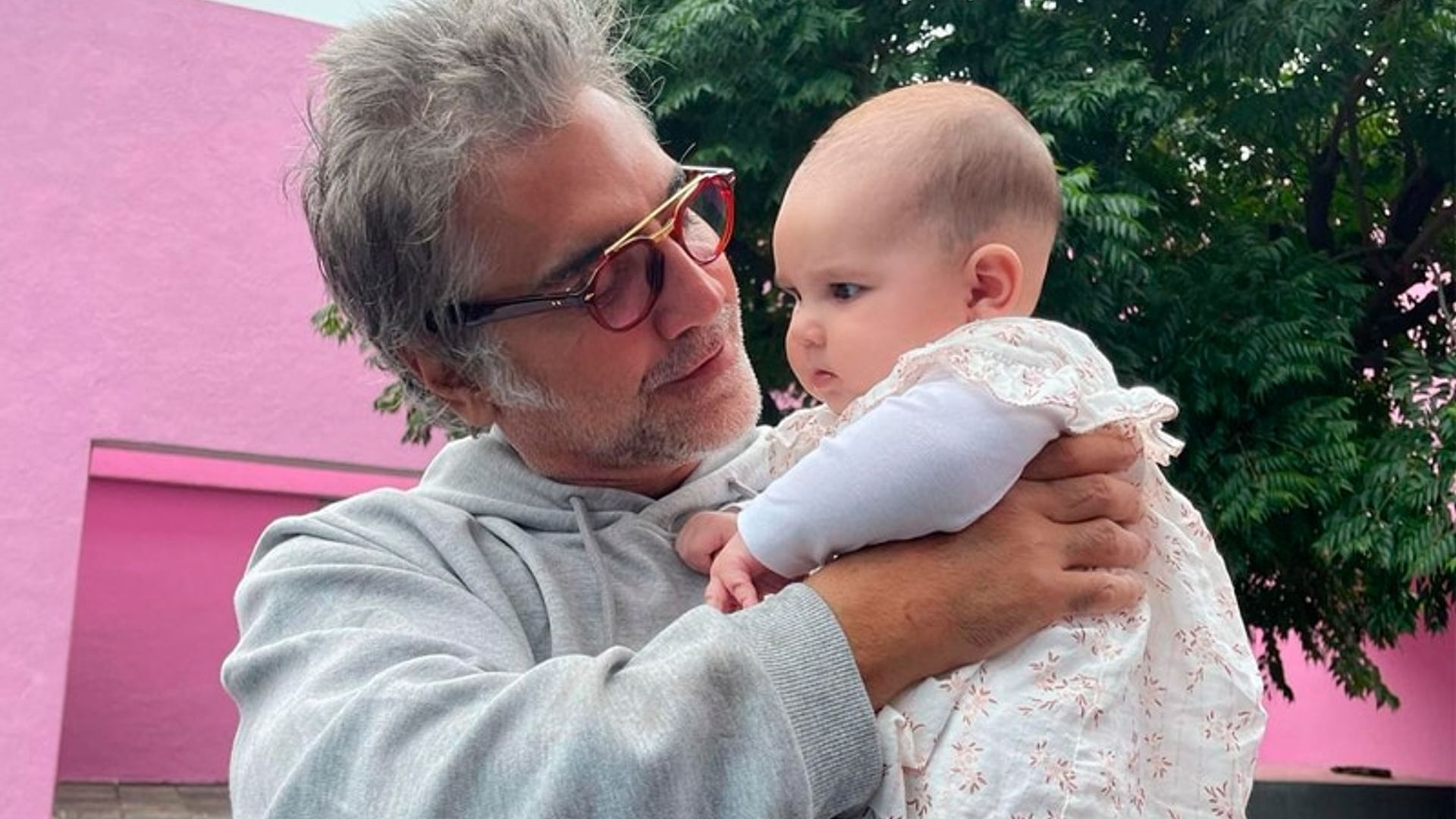 El Potrillo presume su emocionante encuentro con su nieta Cayetana: '¡La más hermosa!'