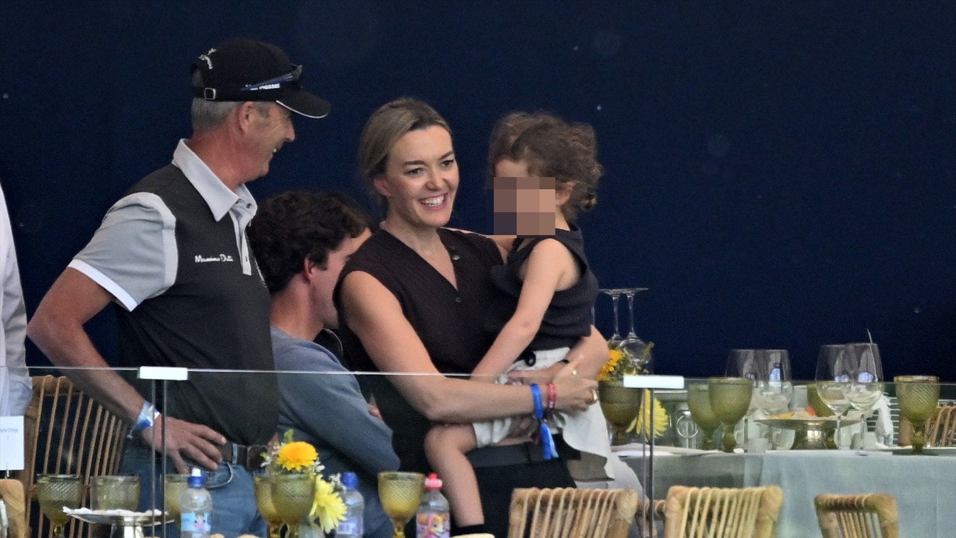 El cariñoso encuentro de Margarita Vargas y su hija Eugenia con Marta Ortega en la hípica