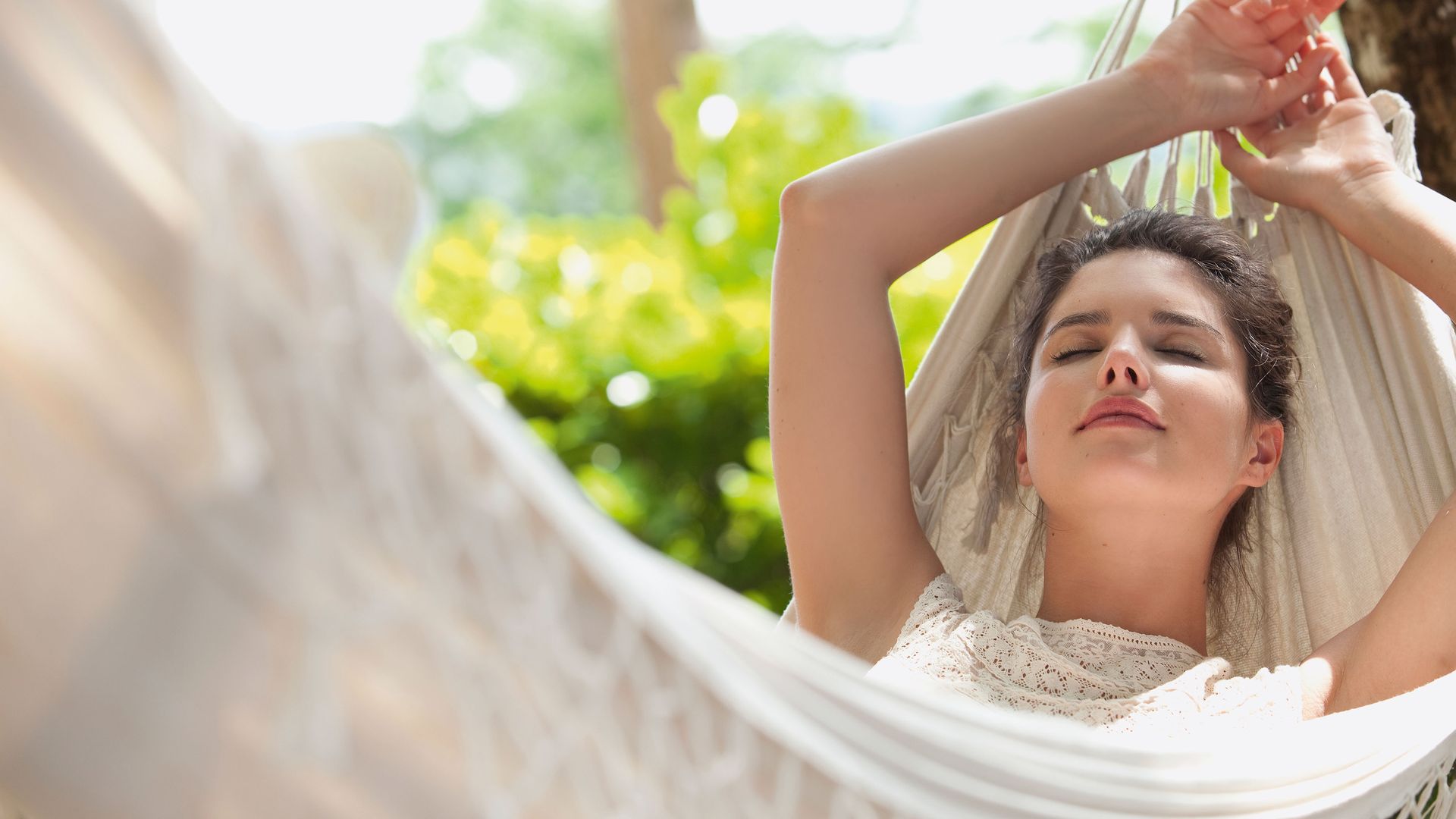 Retrato de una mujer joven descansando al aire libre